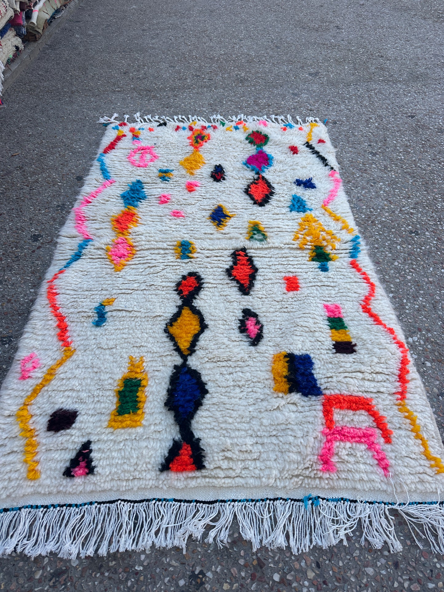 Handmade Azilal Rug, size 150 x 100 cm (4.92 x 3.28 ft)