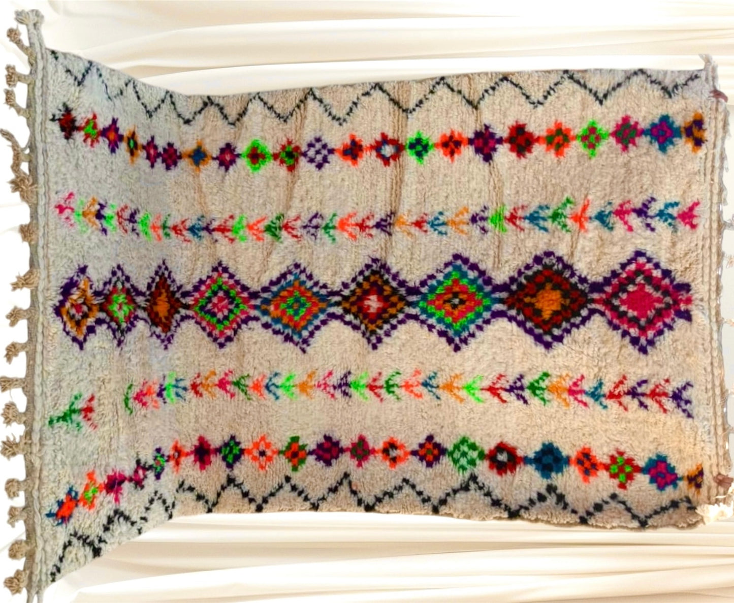 Handmade Azilal Rug, size 250 x 150 cm || 8.2 x 4.92 ft