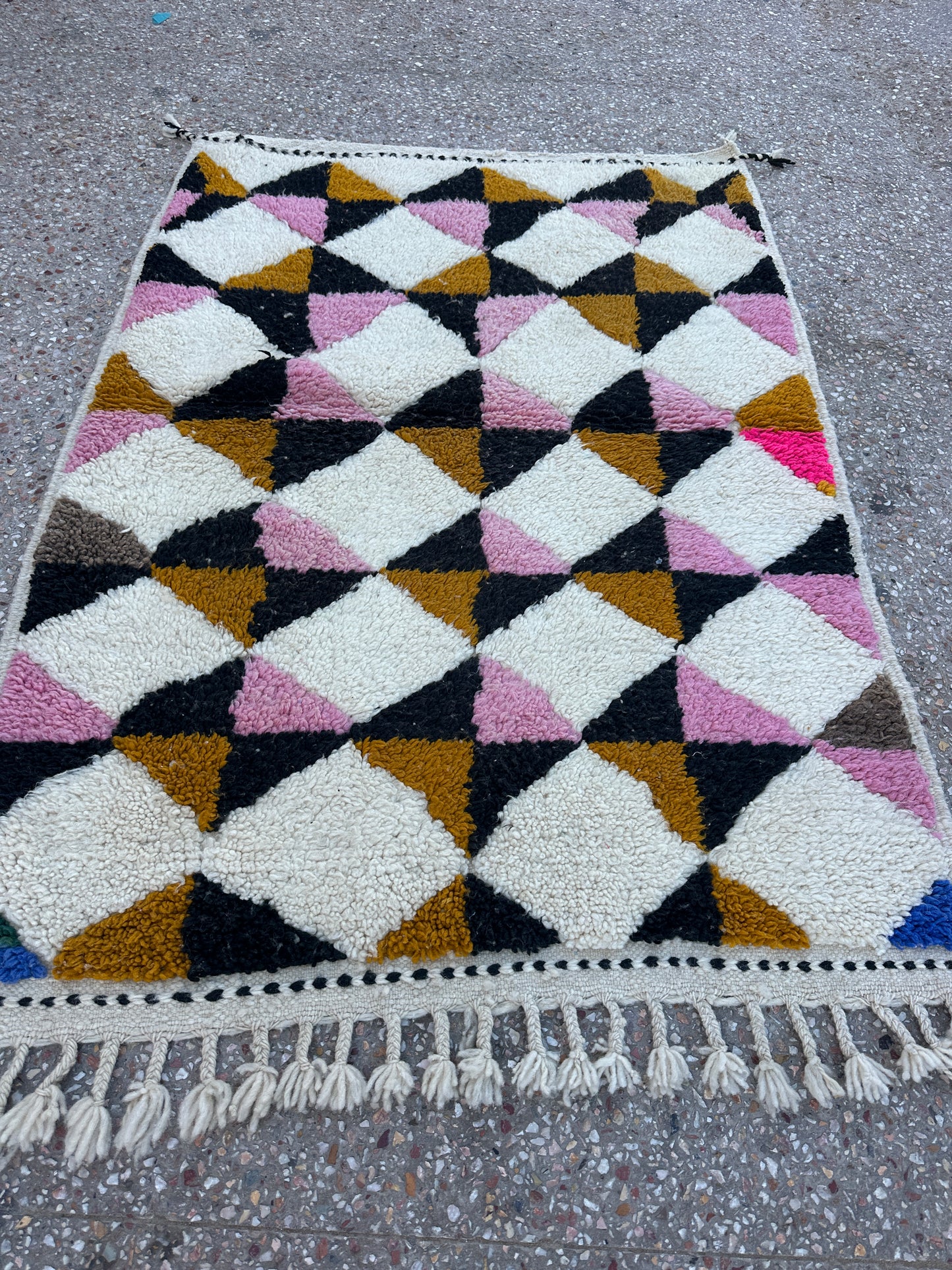 Handmade Azilal Rug, size 150 x 100 cm (4.92 x 3.28 ft)
