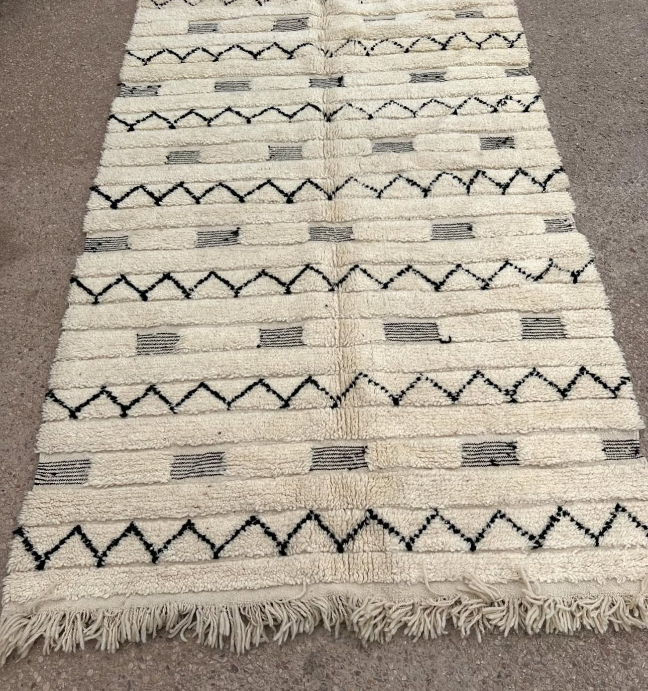Beni Ouarain Rug size 250 x 150 cm || 8.2 x 4.92 ft