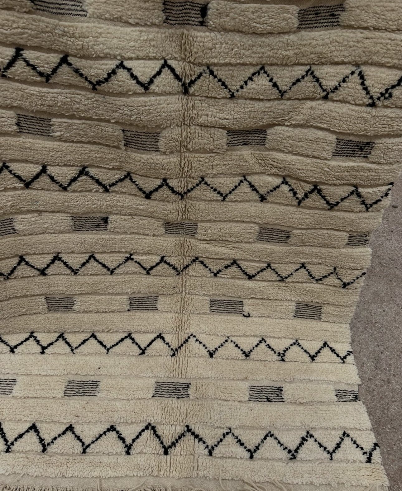 Beni Ouarain Rug size 250 x 150 cm || 8.2 x 4.92 ft