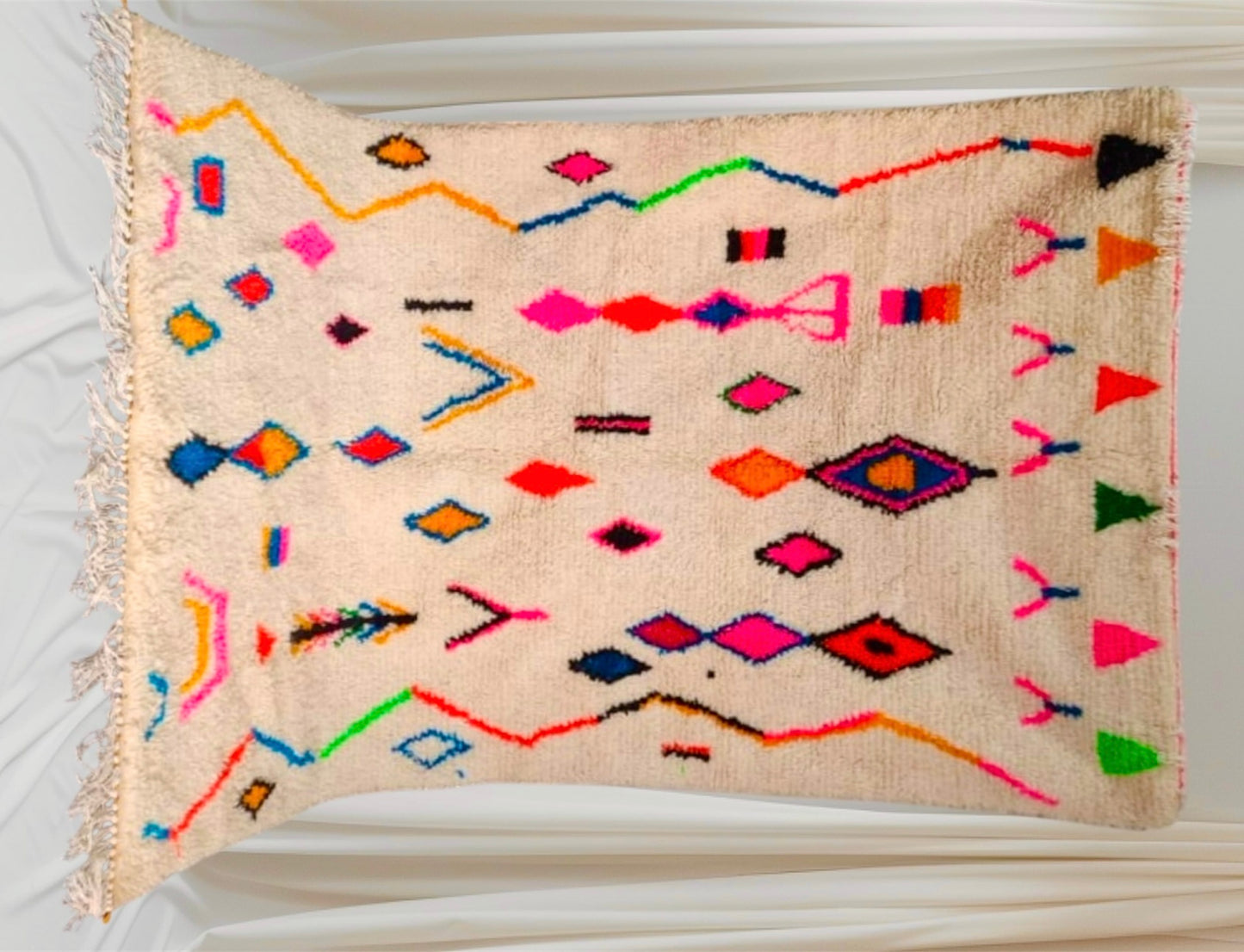 Handmade Azilal Rug, size 250 x 150 cm || 8.2 x 4.92 ft