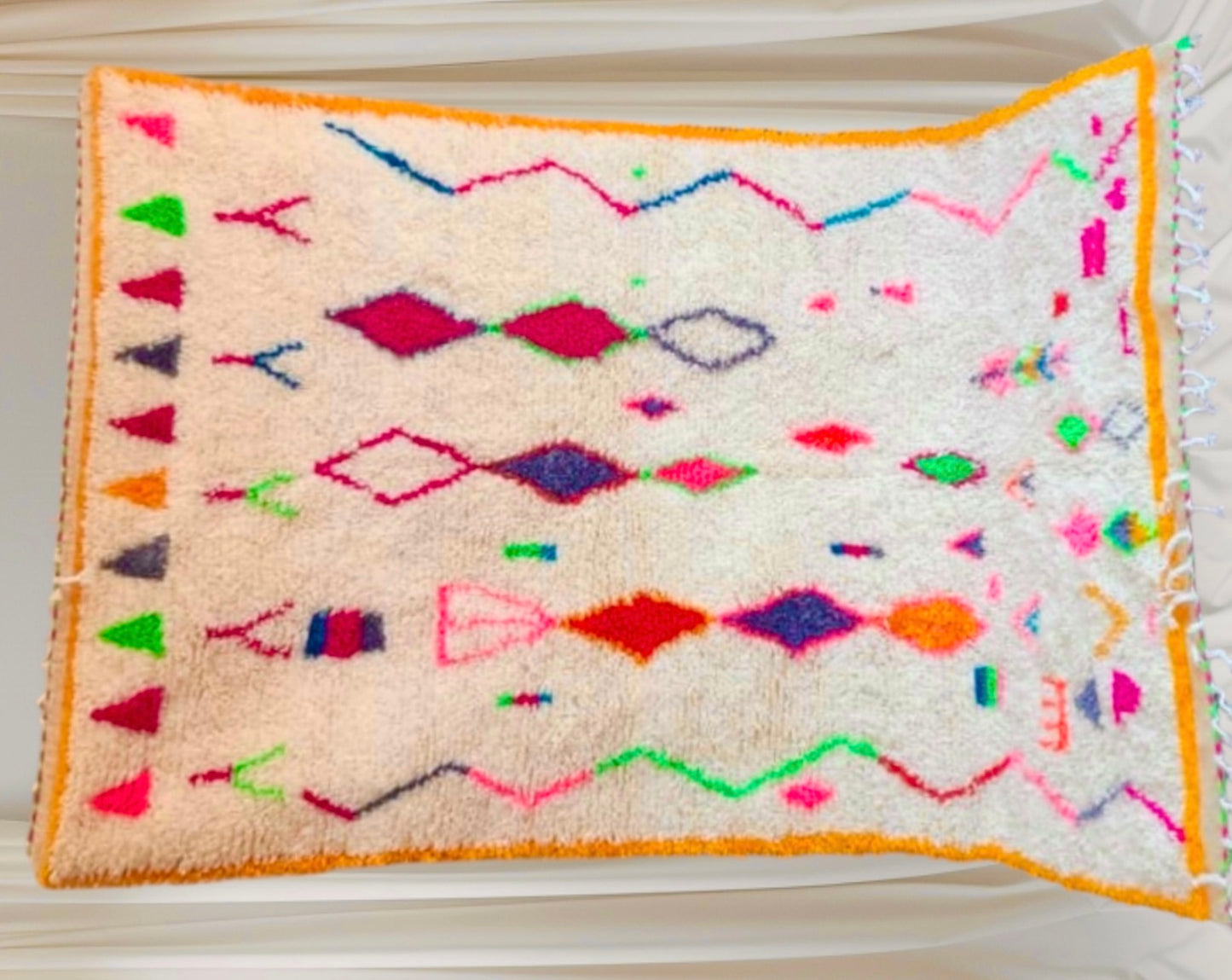 Handmade Azilal Rug, size 250 x 150 cm || 8.2 x 4.92 ft