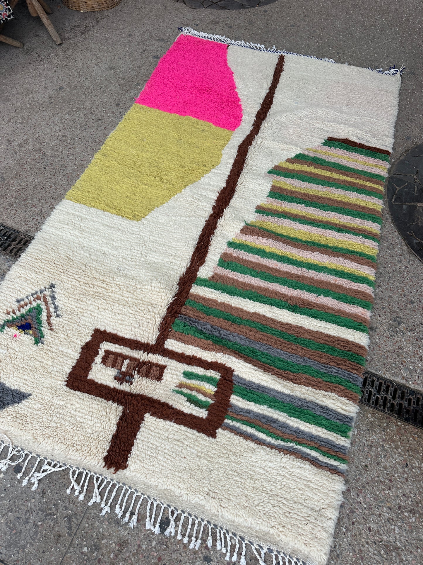 Handmade Azilal Rug, size 250 x 150 cm || 8.2 x 4.92 ft