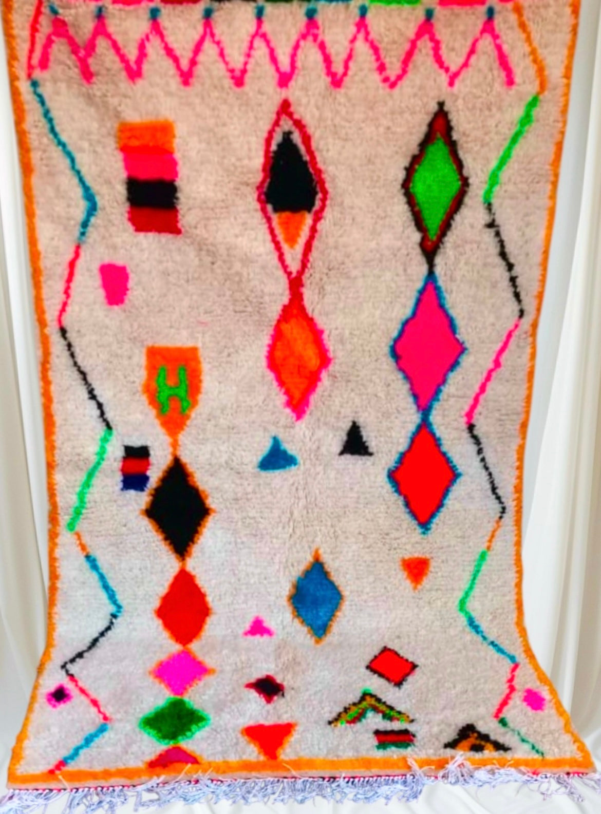 Handmade Azilal Rug, size 250 x 150 cm || 8.2 x 4.92 ft