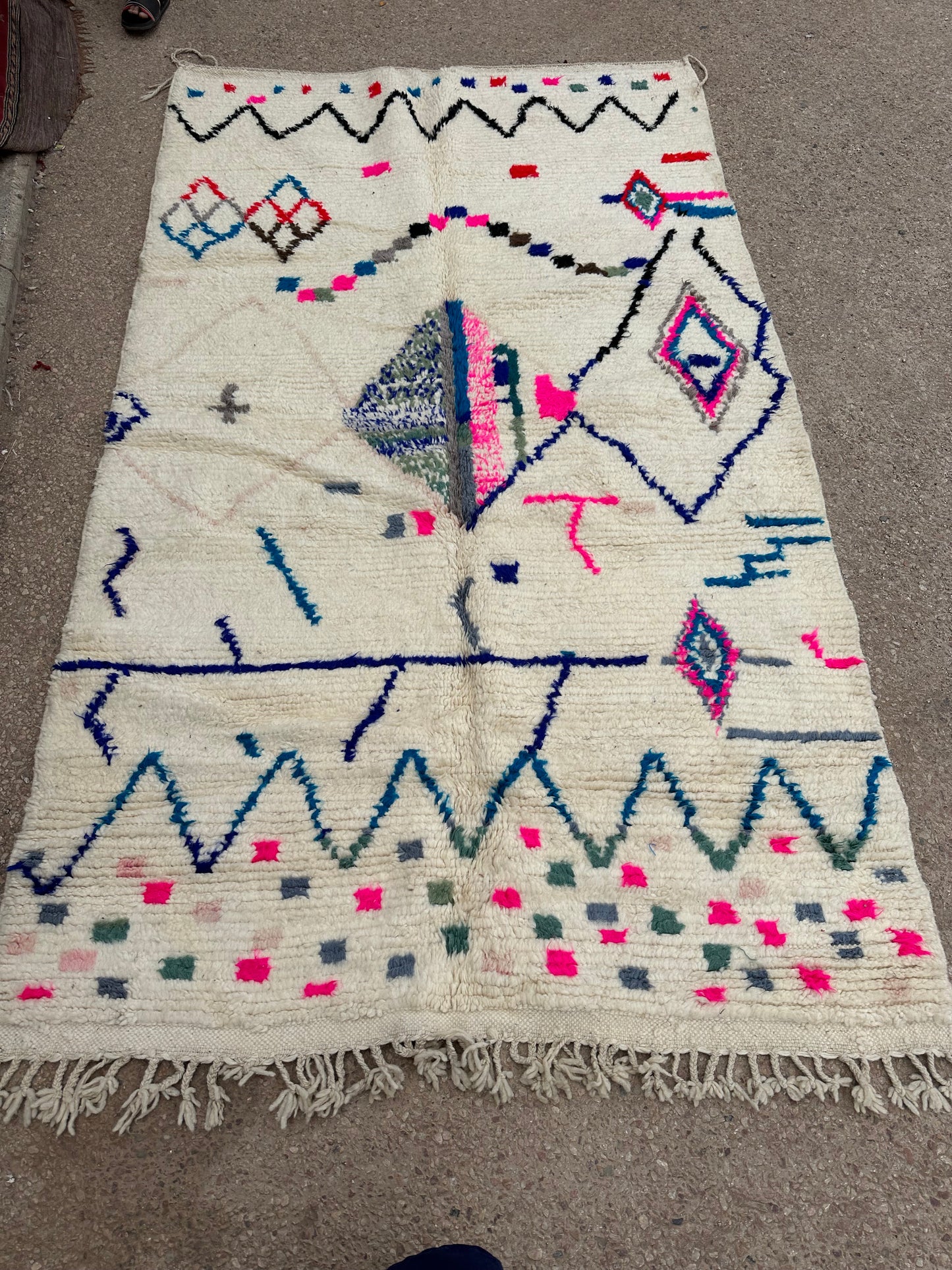 Handmade Azilal Rug, size 250 x 150 cm || 8.2 x 4.92 ft