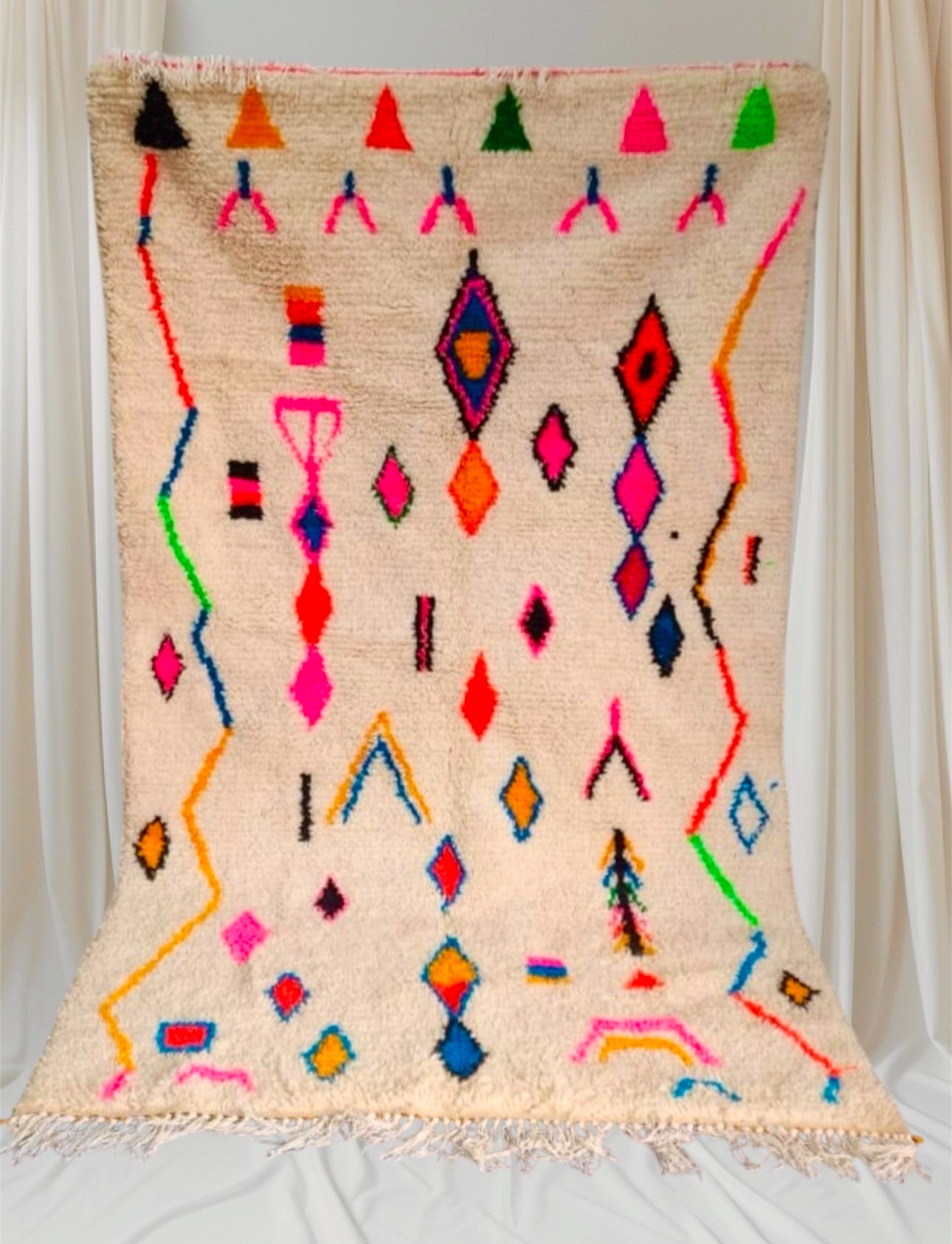 Handmade Azilal Rug, size 250 x 150 cm || 8.2 x 4.92 ft