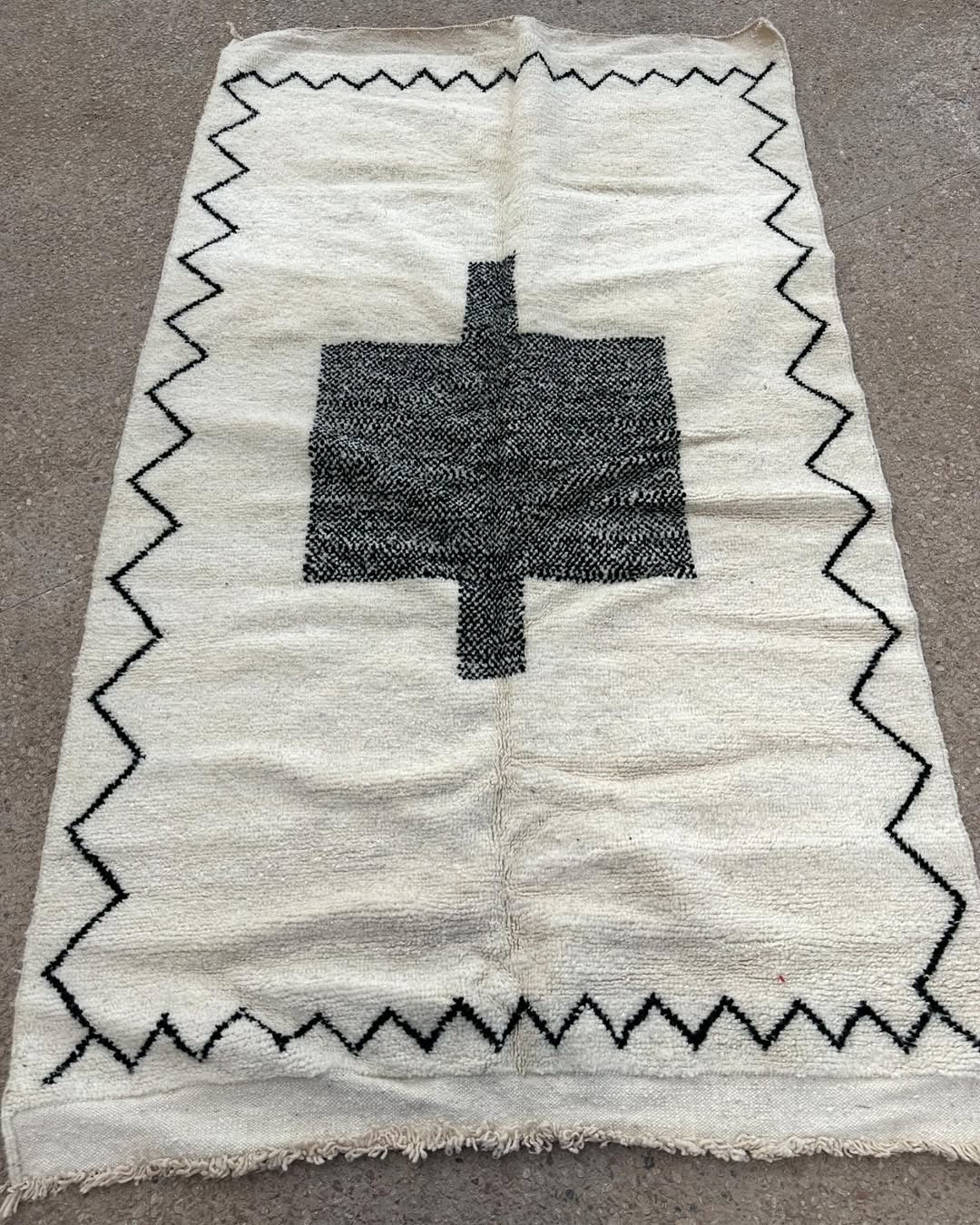 Beni Ouarain Rug size 250 x 150 cm || 8.2 x 4.92 ft