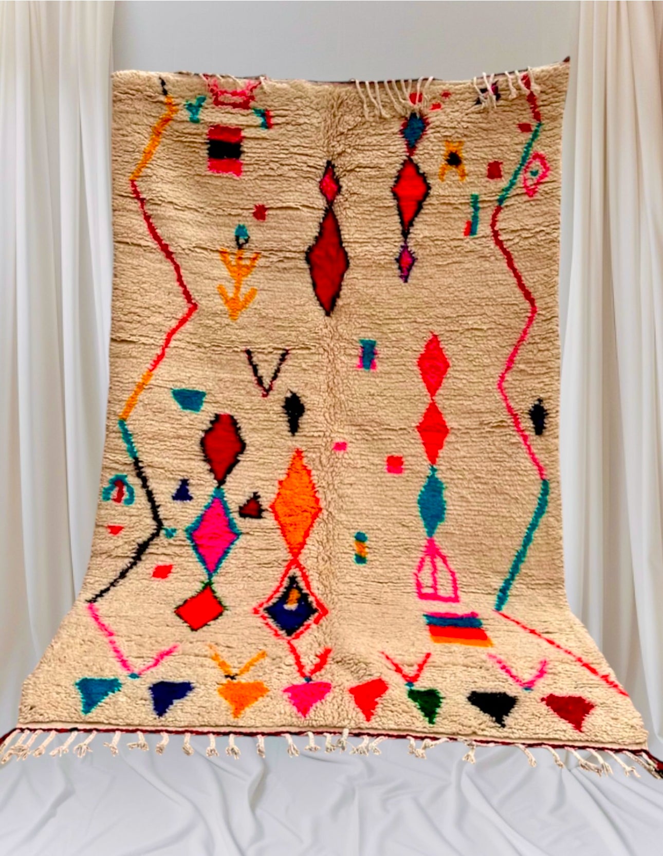Handmade Azilal Rug, size 250 x 150 cm || 8.2 x 4.92 ft