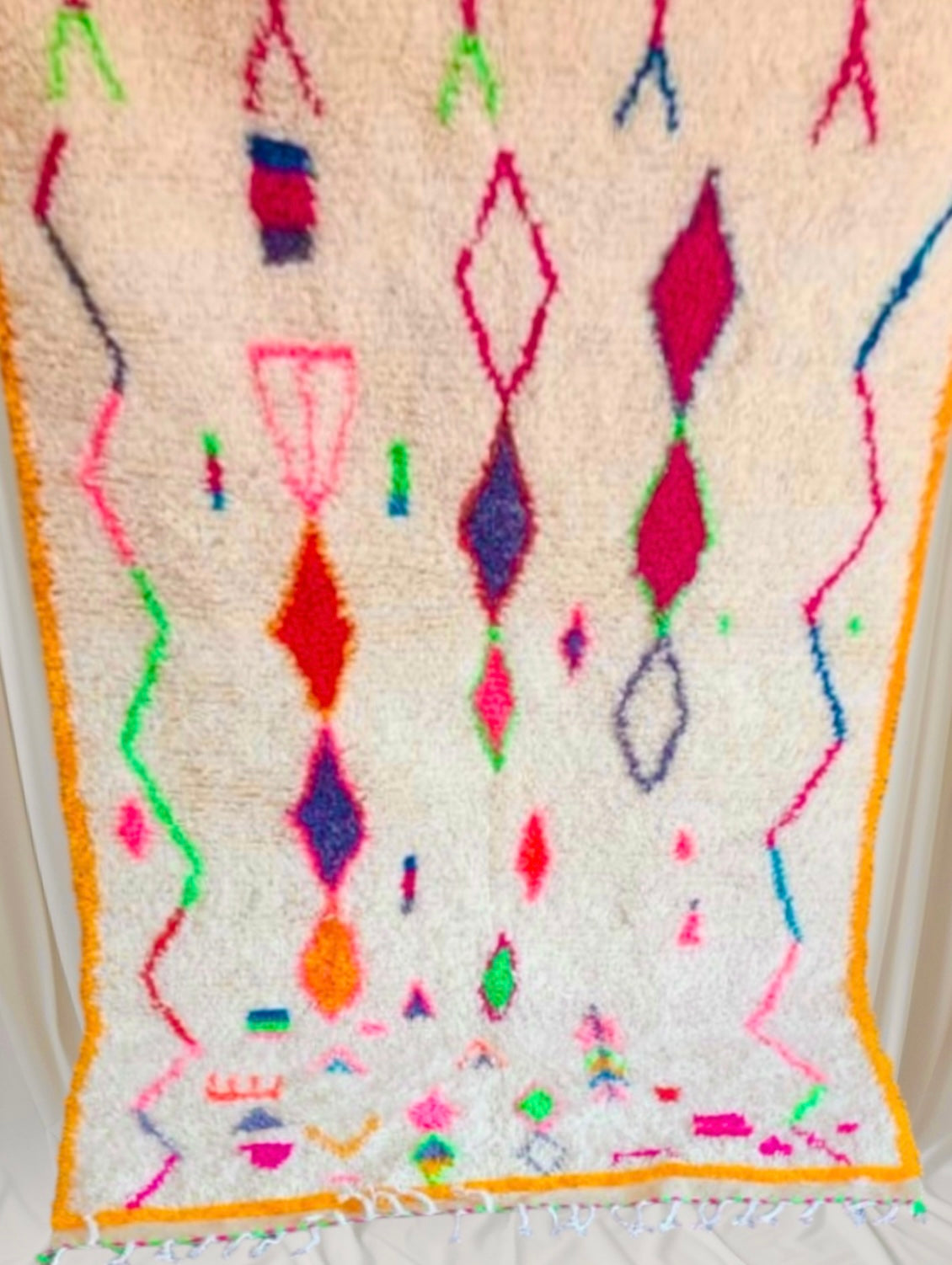 Handmade Azilal Rug, size 250 x 150 cm || 8.2 x 4.92 ft