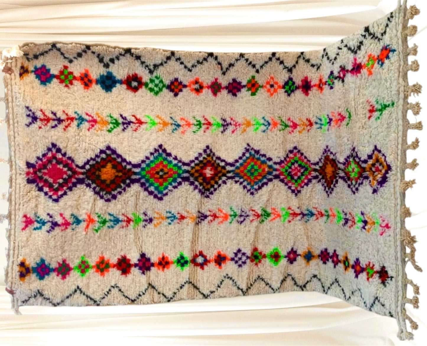 Handmade Azilal Rug, size 250 x 150 cm || 8.2 x 4.92 ft