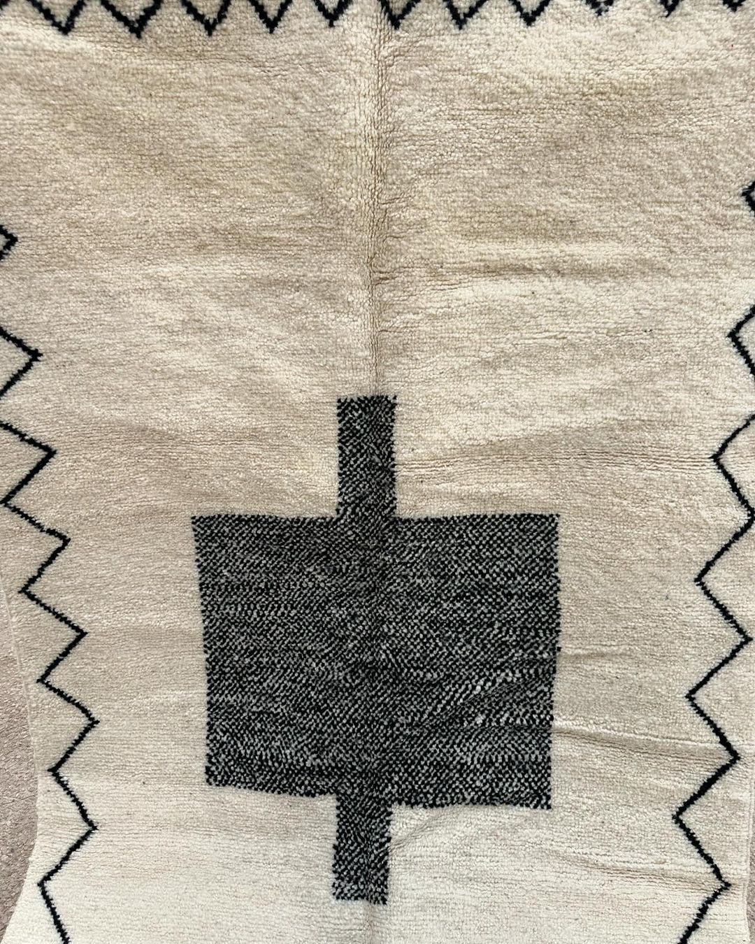 Beni Ouarain Rug size 250 x 150 cm || 8.2 x 4.92 ft