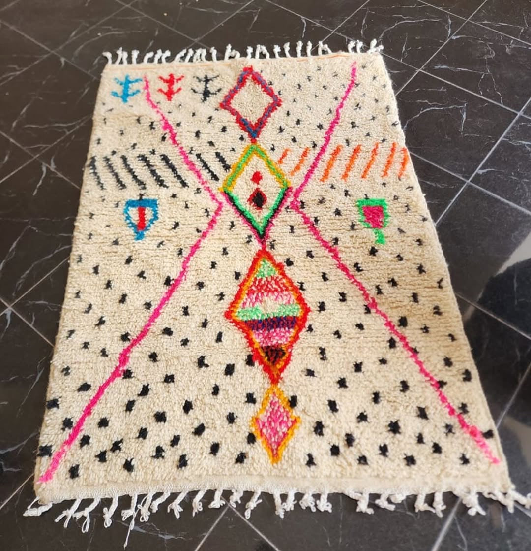 Handmade Azilal Rug, size 150 x 100 cm (4.92 x 3.28 ft)
