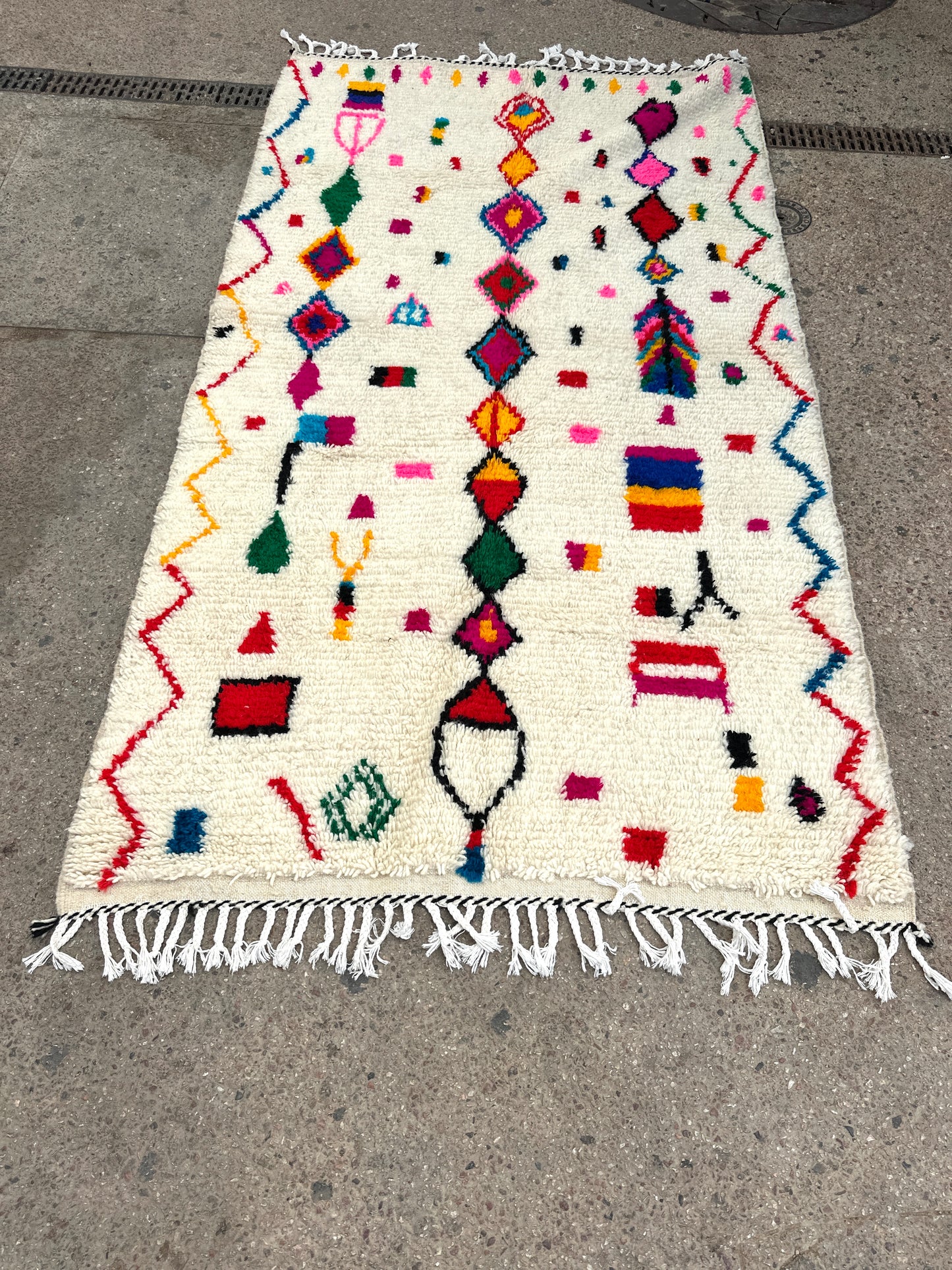 Handmade Azilal Rug, size 250 x 150 cm || 8.2 x 4.92 ft
