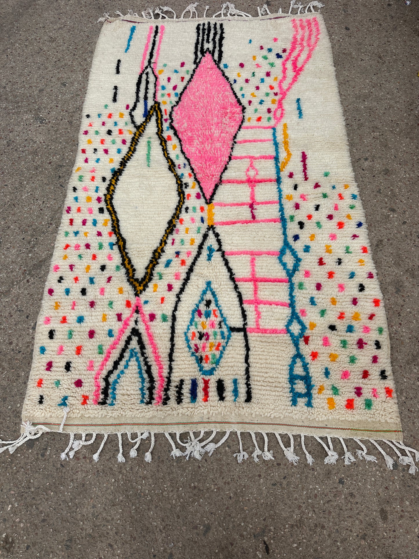Handmade Azilal Rug, size 250 x 150 cm || 8.2 x 4.92 ft