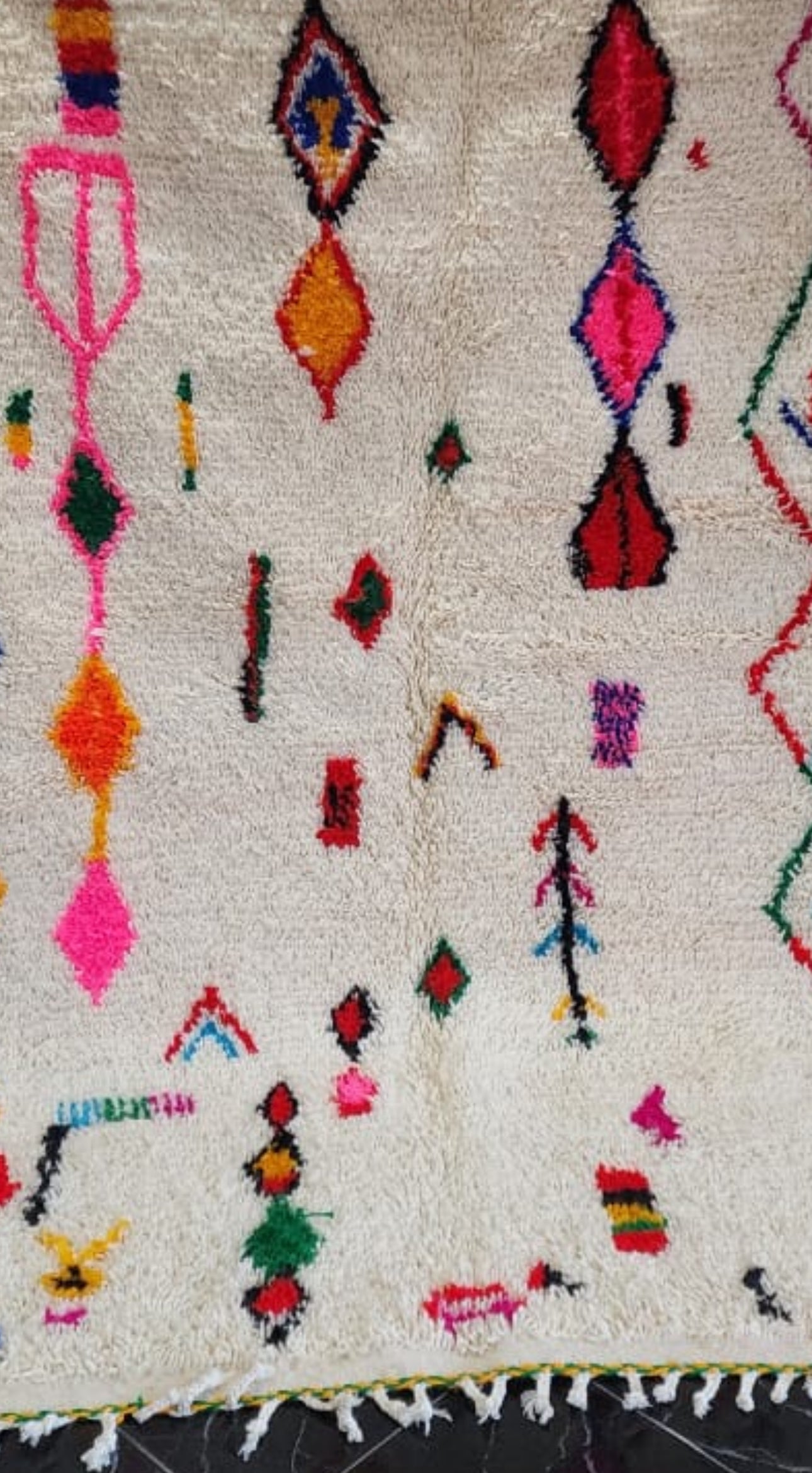 Handmade Azilal Rug, size 250 x 150 cm || 8.2 x 4.92 ft