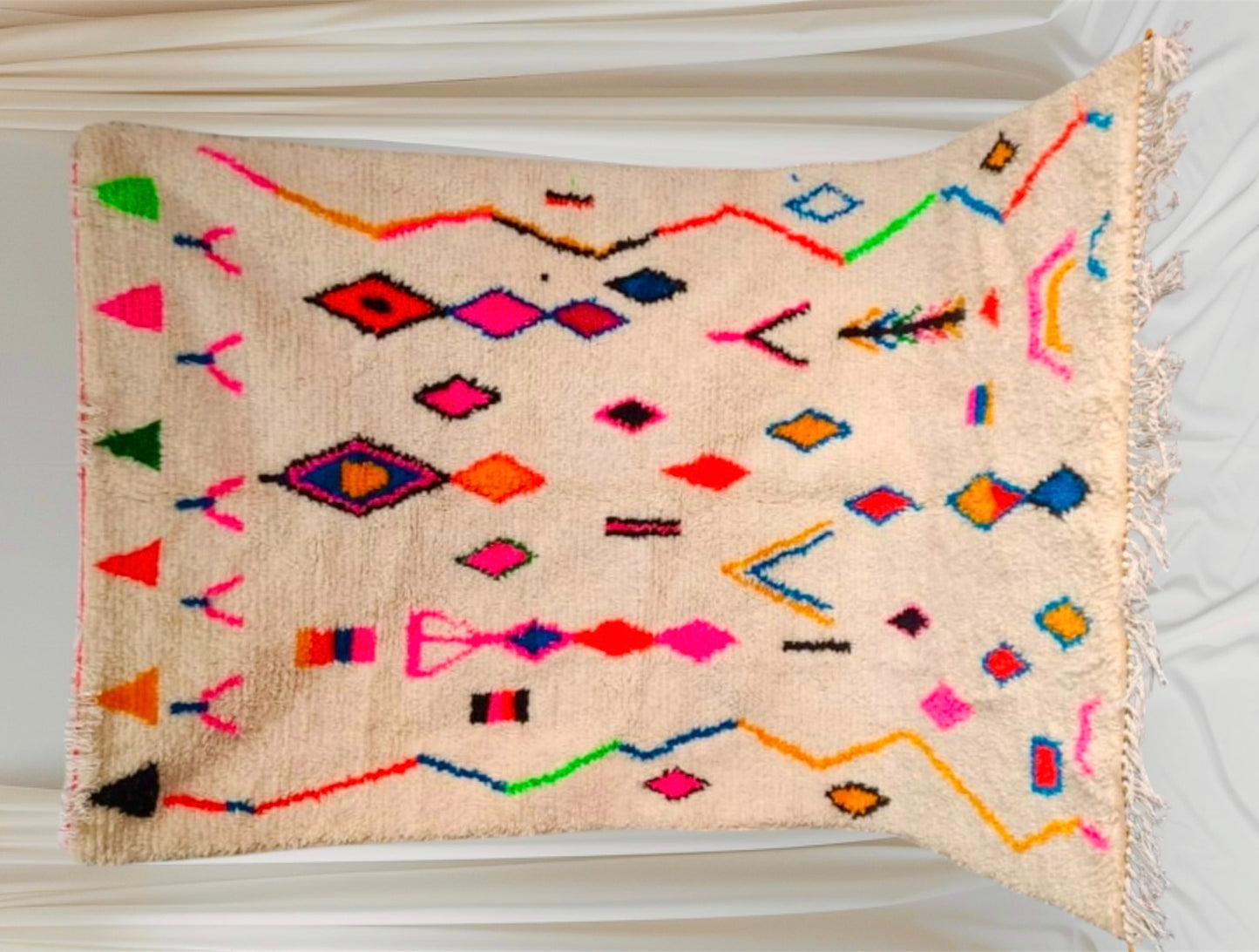 Handmade Azilal Rug, size 250 x 150 cm || 8.2 x 4.92 ft
