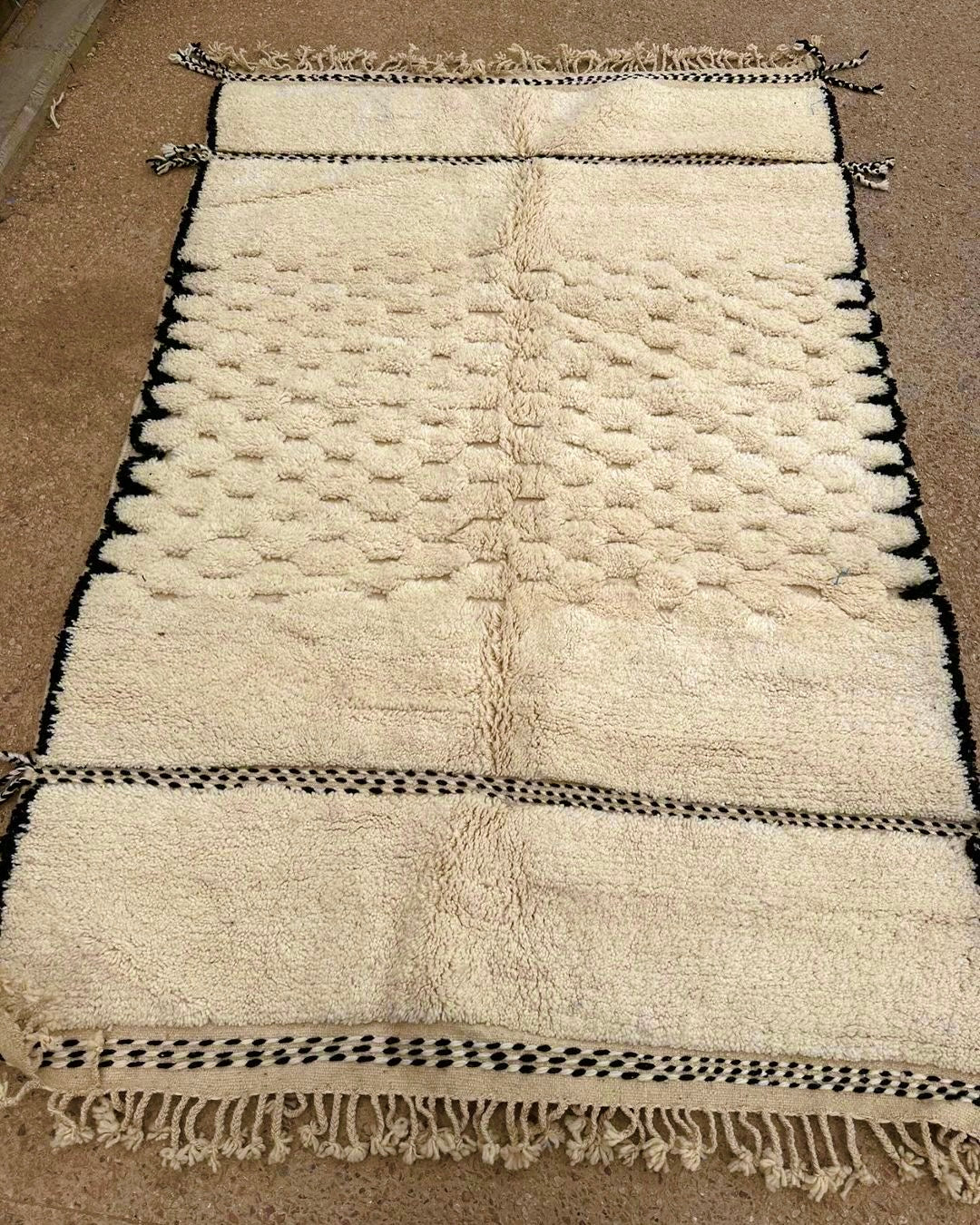 Beni Ouarain Rug size 250 x 150 cm || 8.2 x 4.92 ft