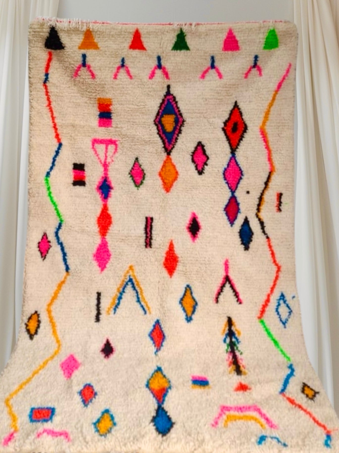Handmade Azilal Rug, size 250 x 150 cm || 8.2 x 4.92 ft