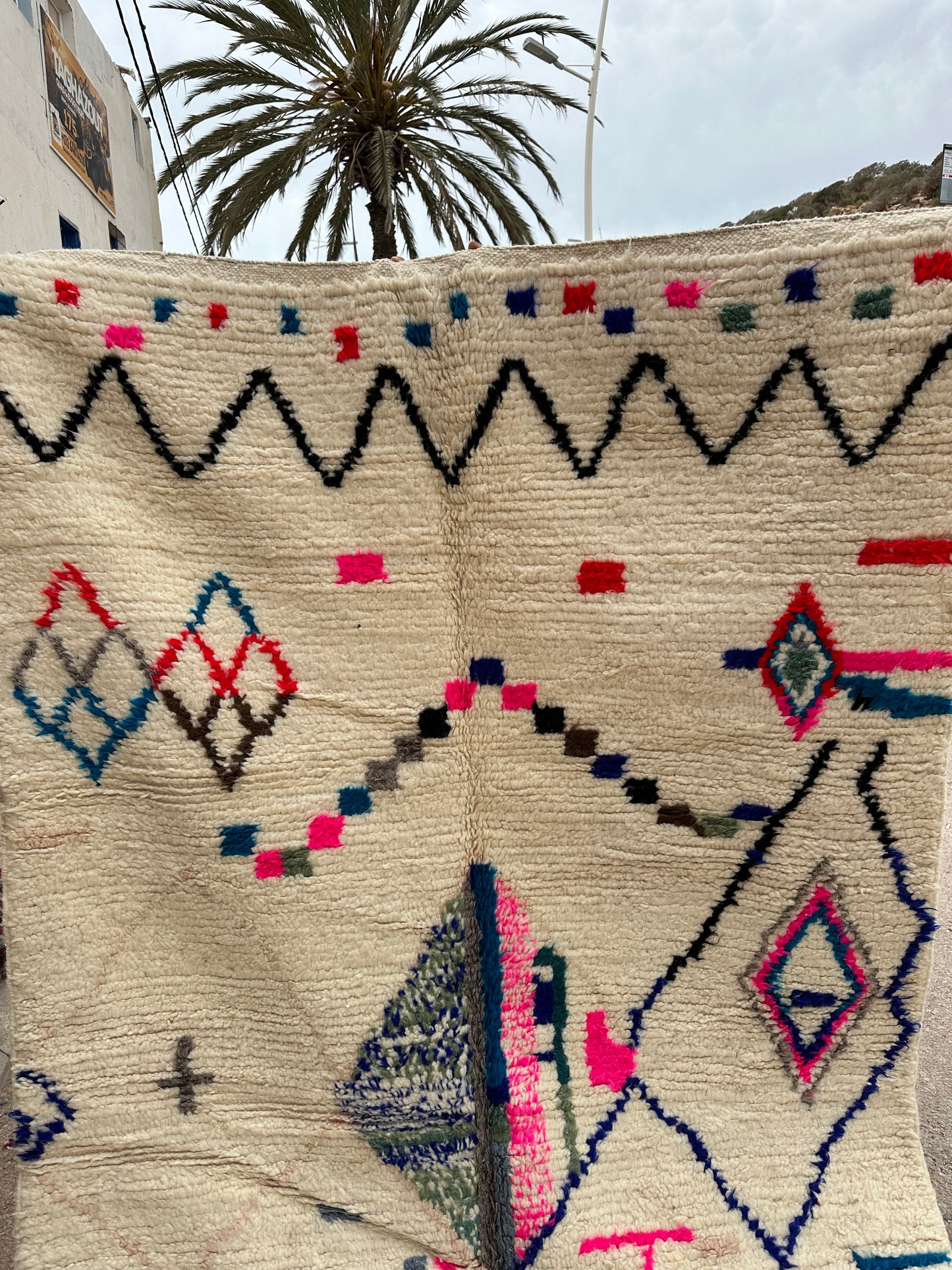 Handmade Azilal Rug, size 250 x 150 cm || 8.2 x 4.92 ft