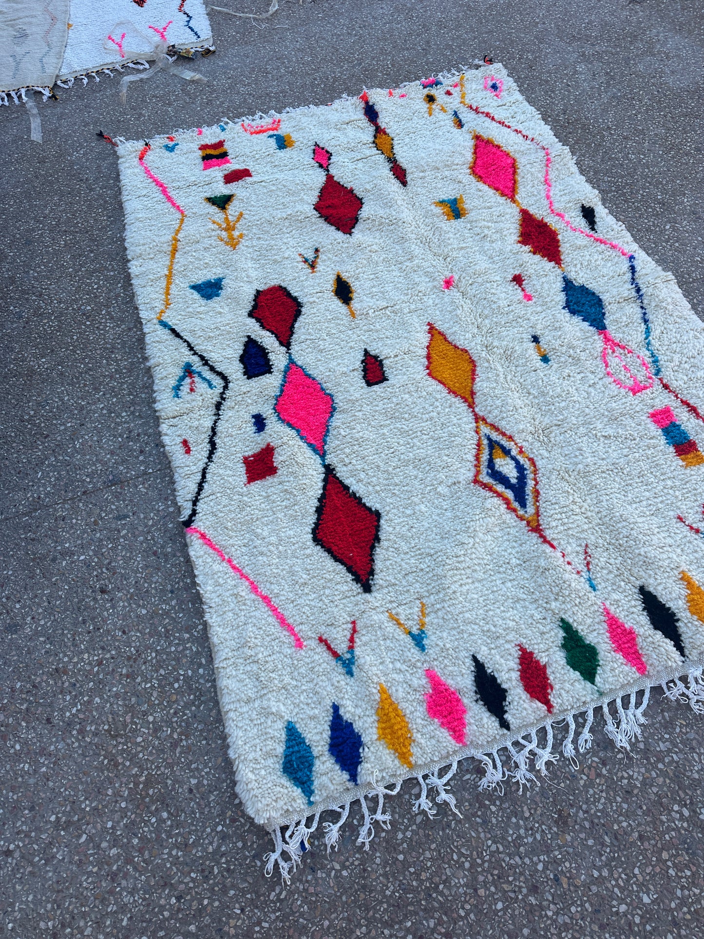 Handmade Azilal Rug, size 250 x 150 cm || 8.2 x 4.92 ft