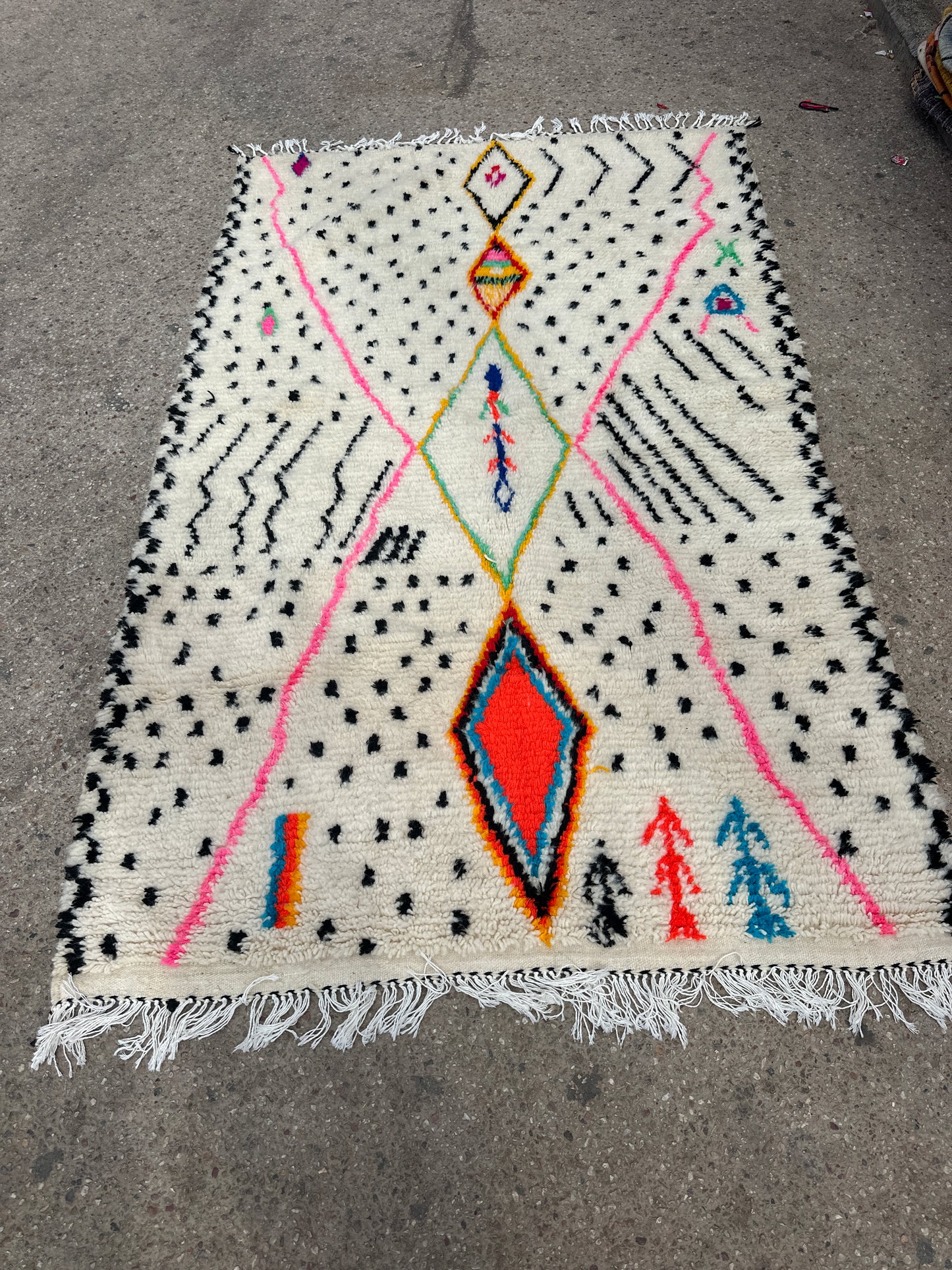 Handmade Azilal Rug, size 250 x 150 cm || 8.2 x 4.92 ft