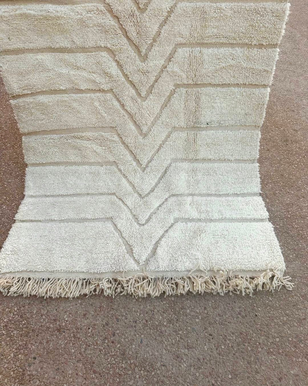 Beni Ouarain Rug size 250 x 150 cm || 8.2 x 4.92 ft