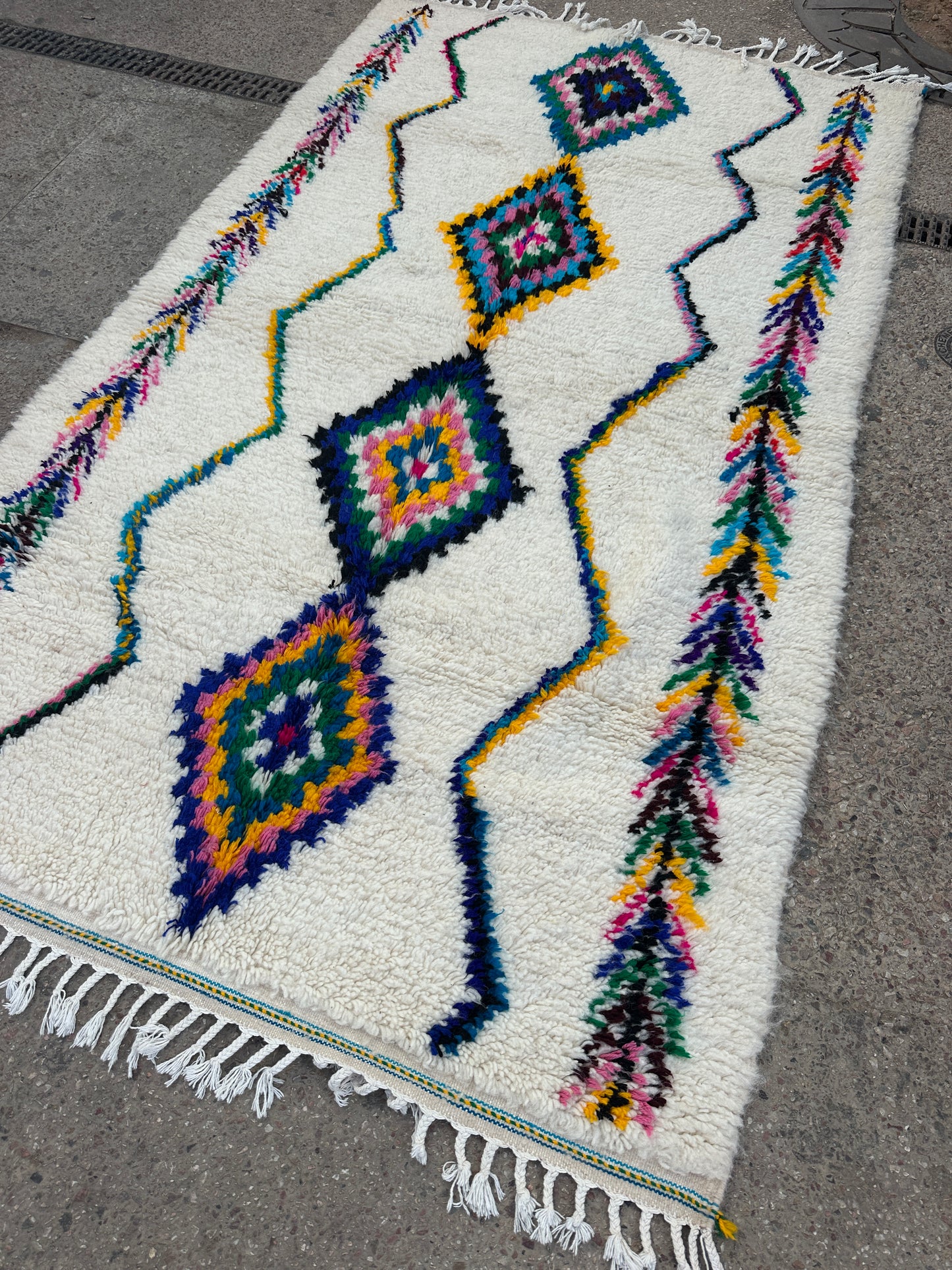 Handmade Azilal Rug, size 250 x 150 cm || 8.2 x 4.92 ft