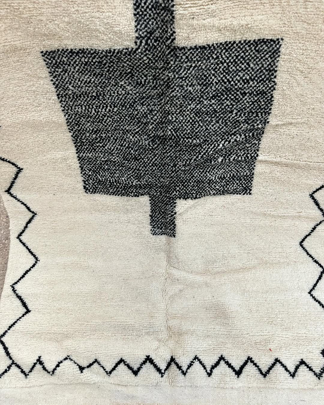 Beni Ouarain Rug size 250 x 150 cm || 8.2 x 4.92 ft