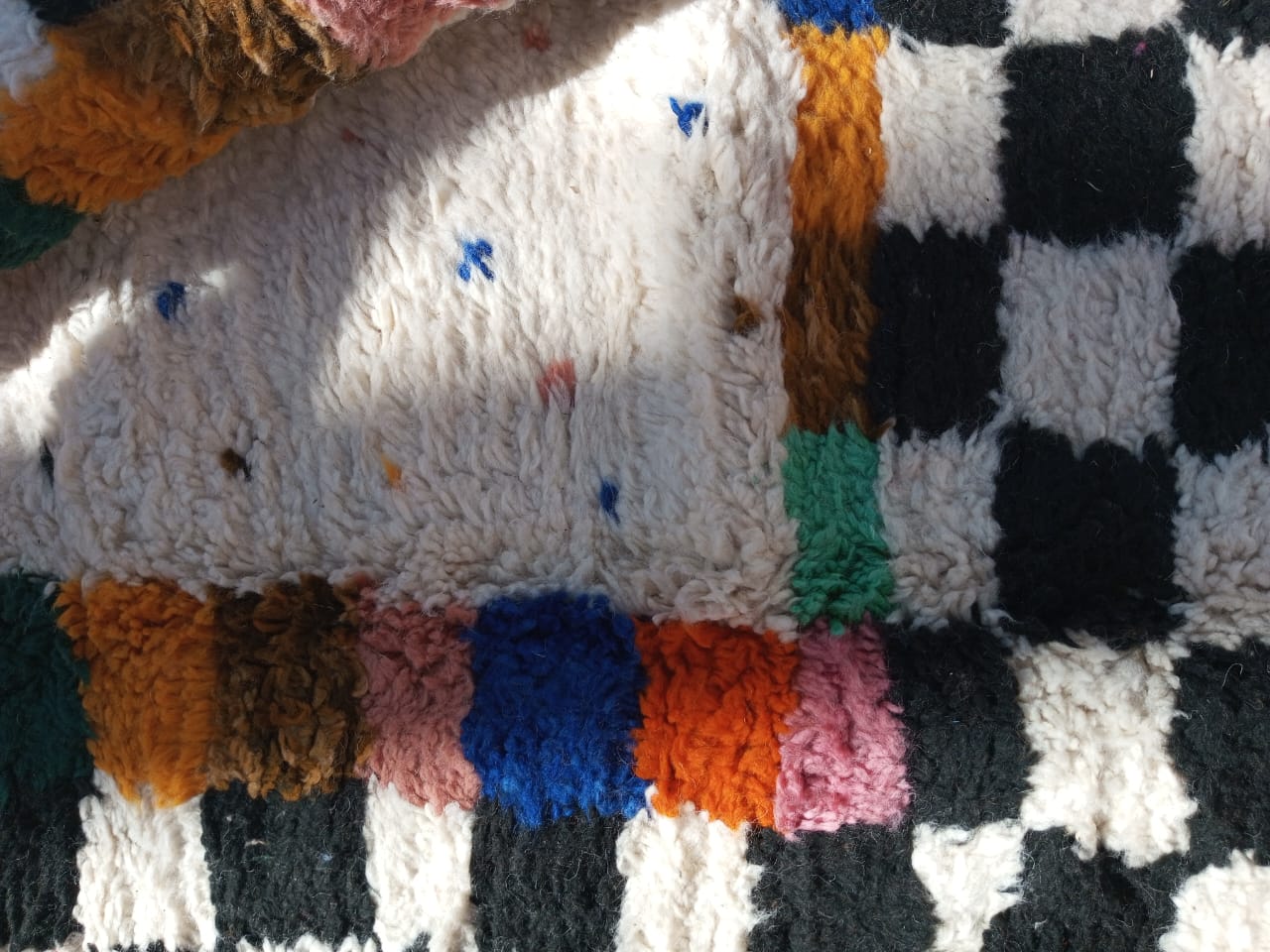 Handmade Azilal Rug, size 250 x 150 cm || 8.2 x 4.92 ft