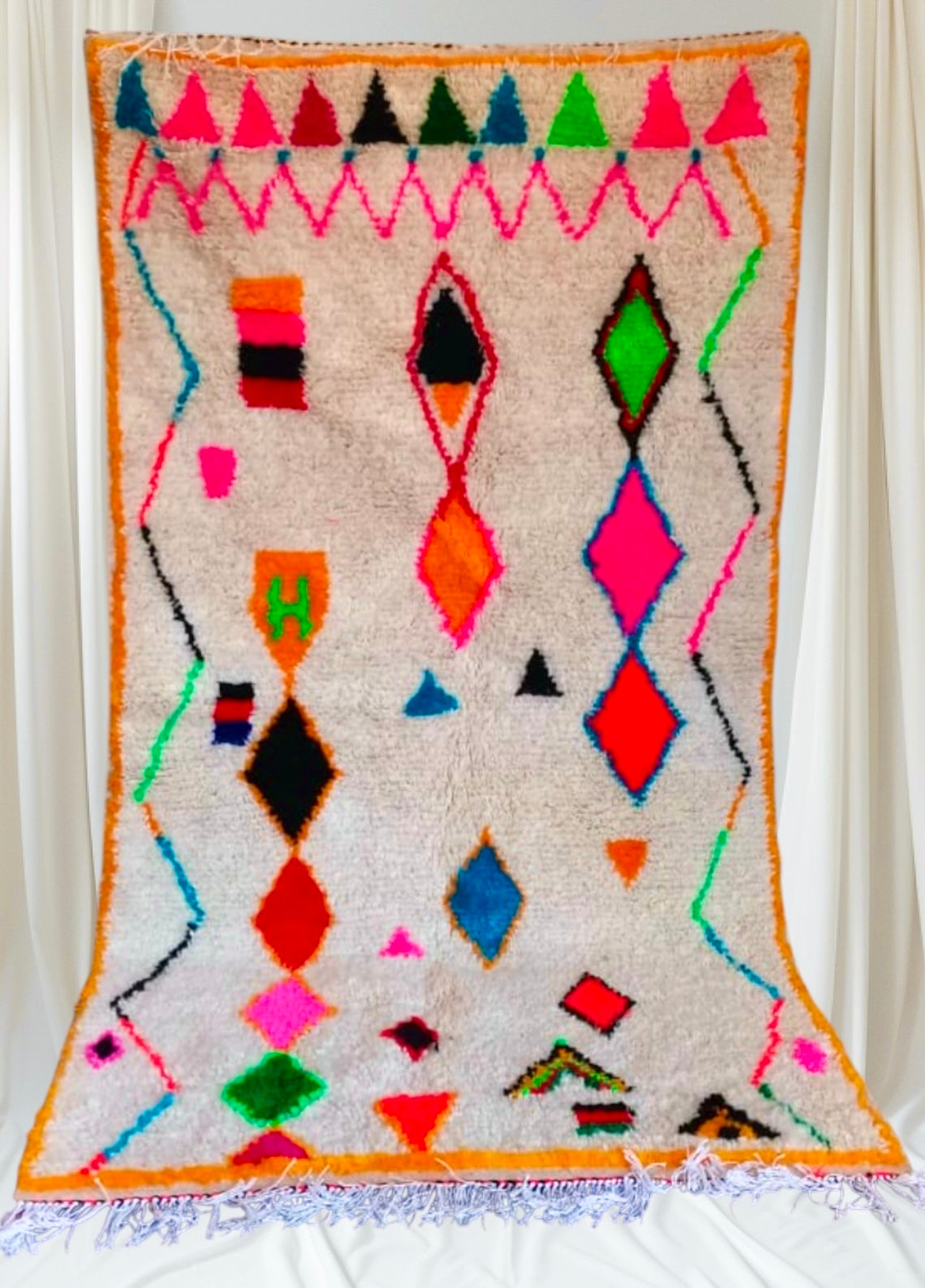 Handmade Azilal Rug, size 250 x 150 cm || 8.2 x 4.92 ft