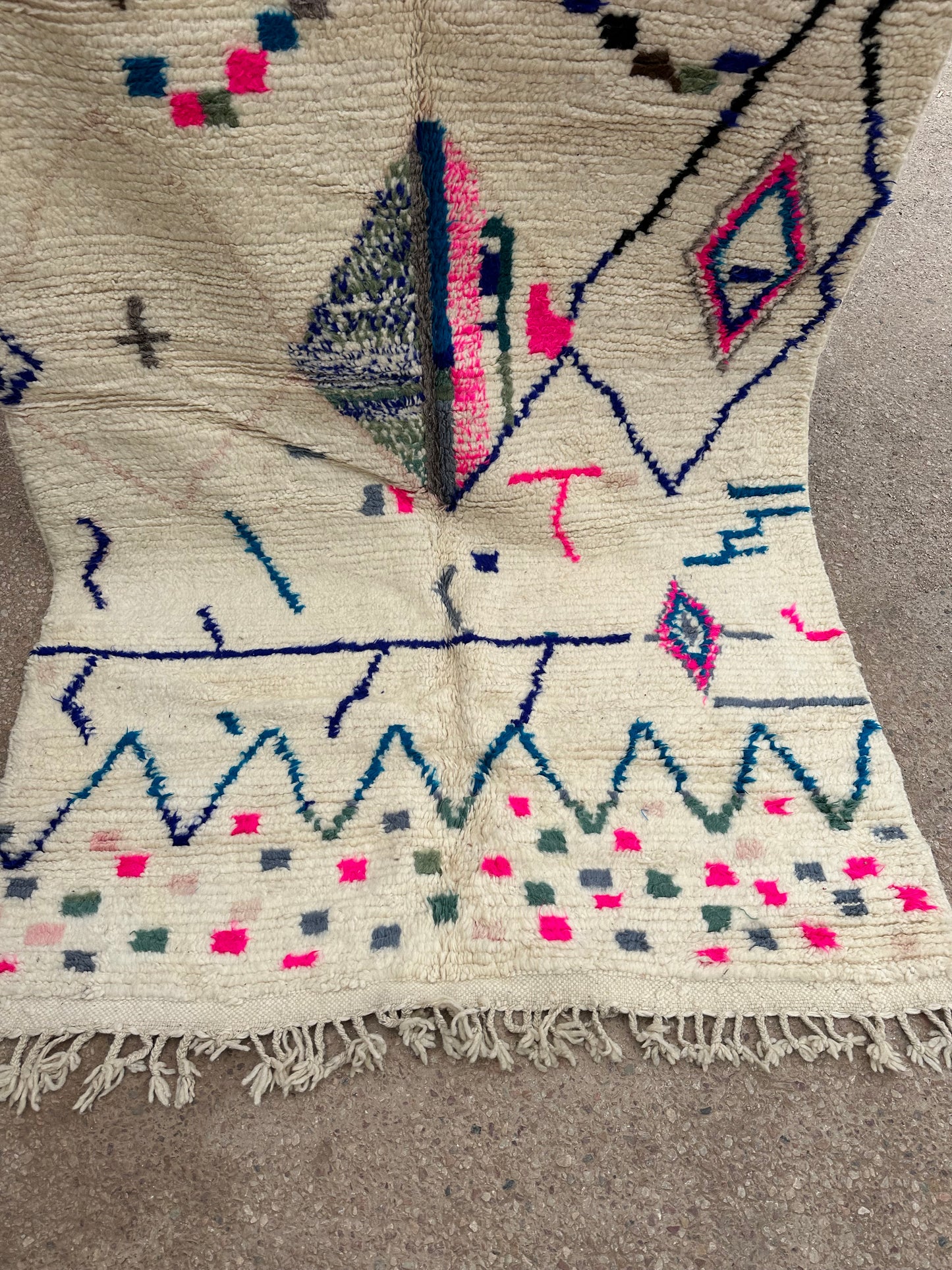 Handmade Azilal Rug, size 250 x 150 cm || 8.2 x 4.92 ft