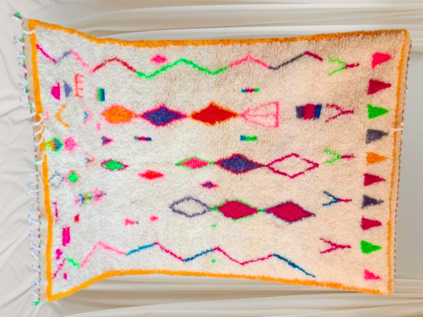 Handmade Azilal Rug, size 250 x 150 cm || 8.2 x 4.92 ft