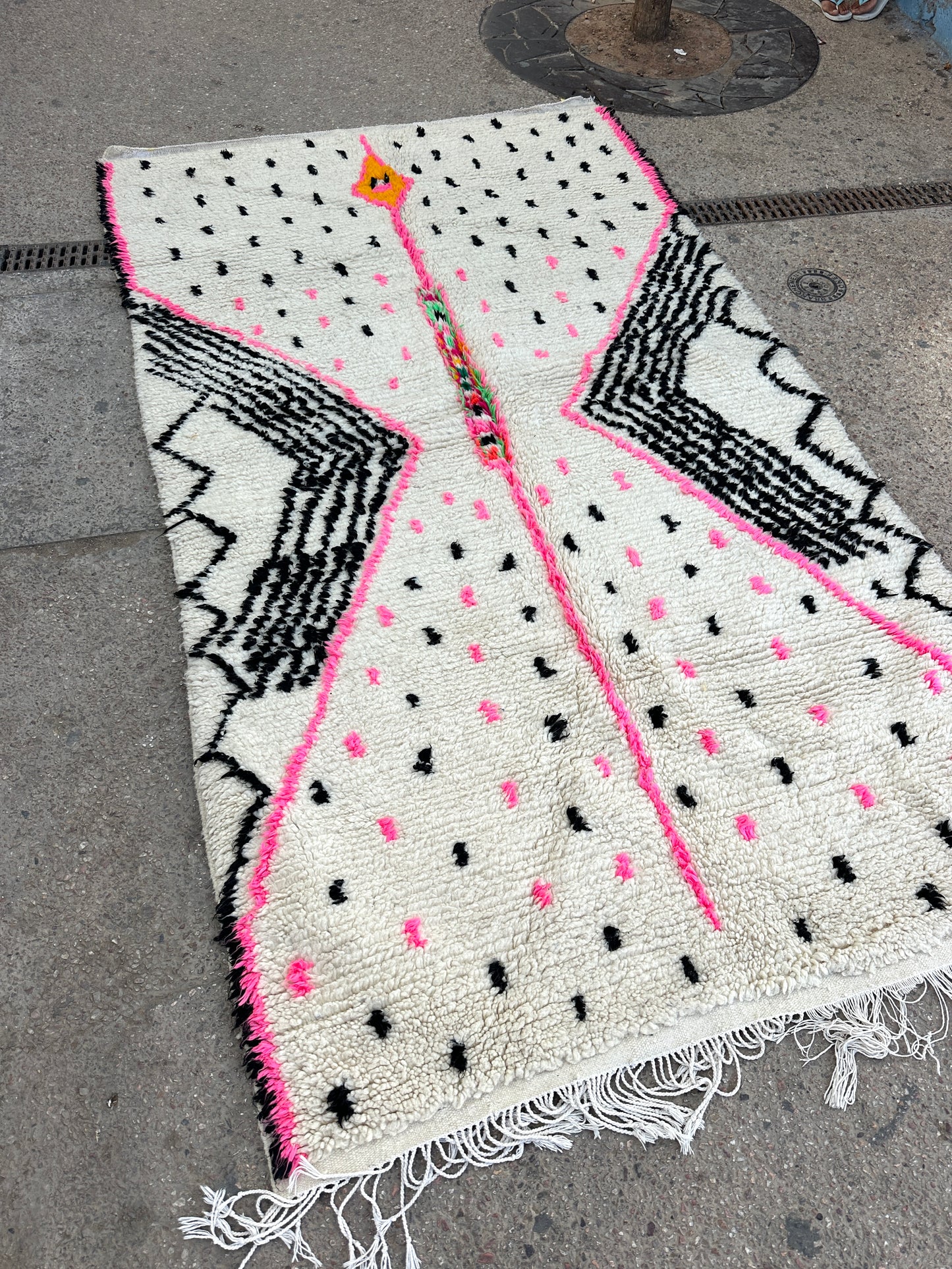 Handmade Azilal Rug, size 250 x 150 cm || 8.2 x 4.92 ft