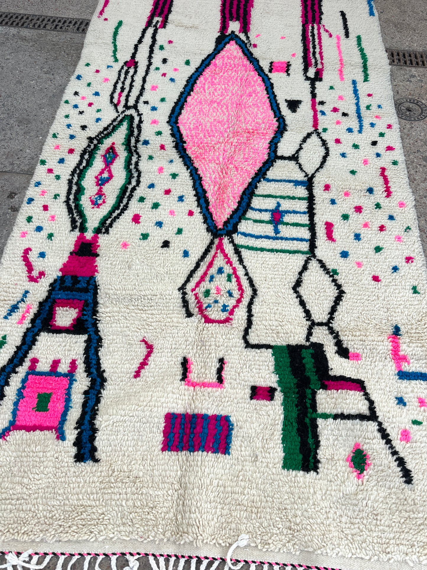Handmade Azilal Rug, size 250 x 150 cm || 8.2 x 4.92 ft