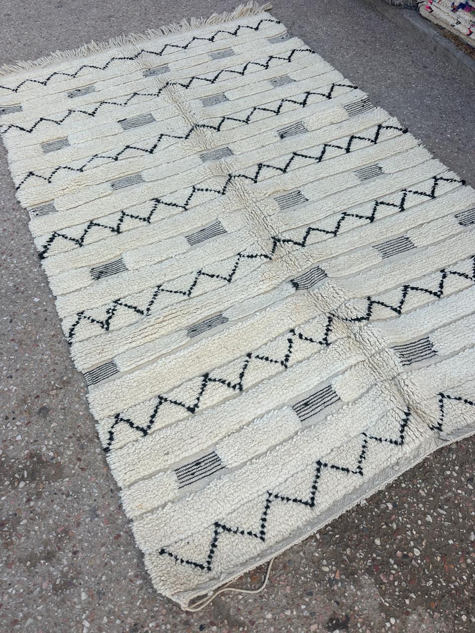 Beni Ouarain Rug size 250 x 150 cm || 8.2 x 4.92 ft