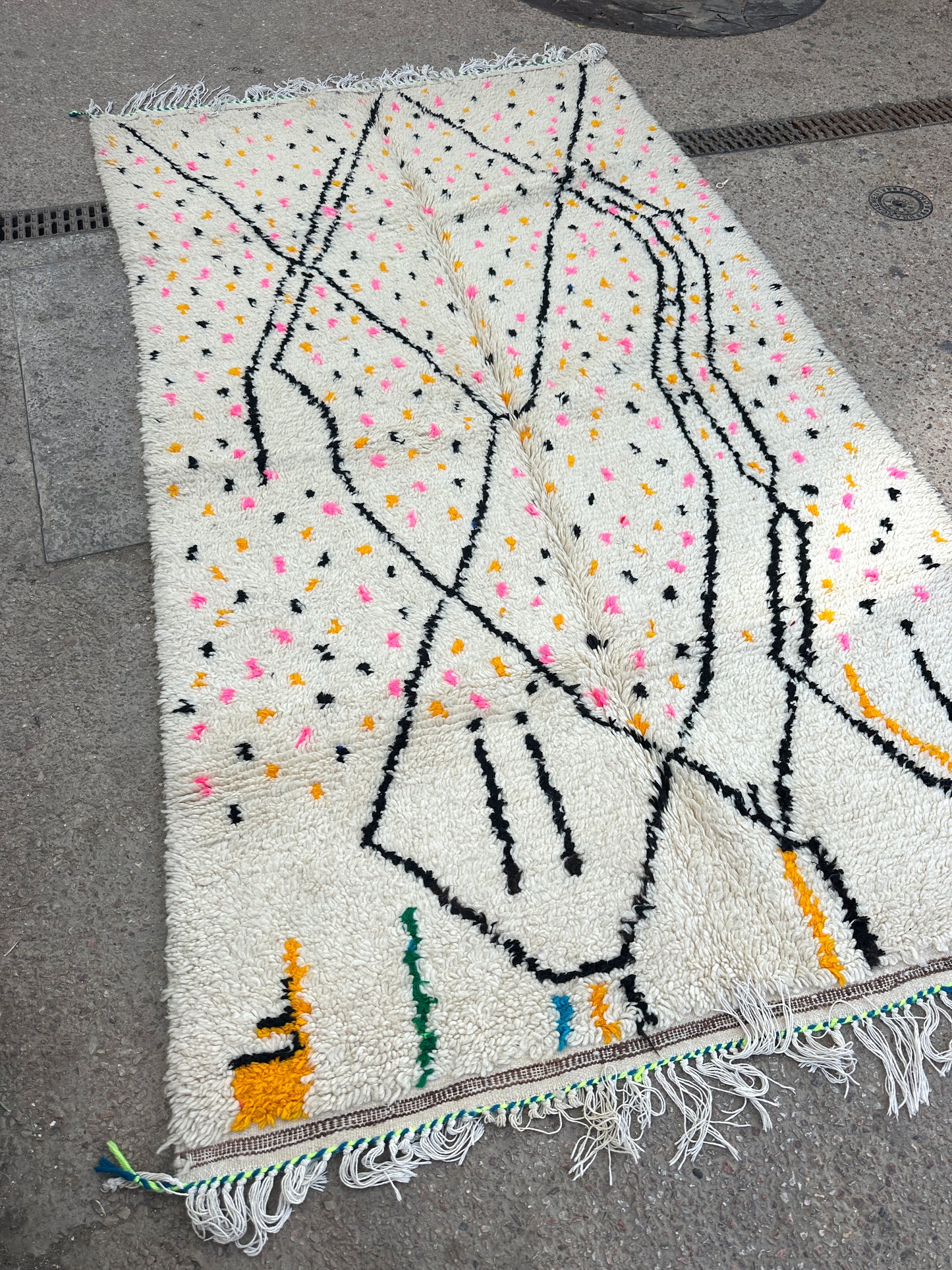 Handmade Azilal Rug, size 250 x 150 cm || 8.2 x 4.92 ft