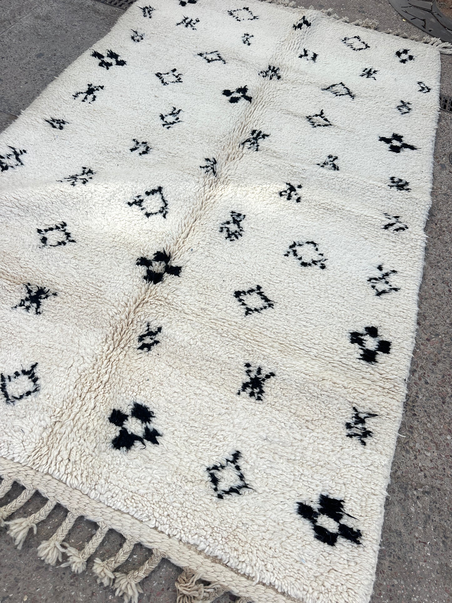 Handmade Beni Ouarain, size 250 x 150 cm || 8.2 x 4.92 ft