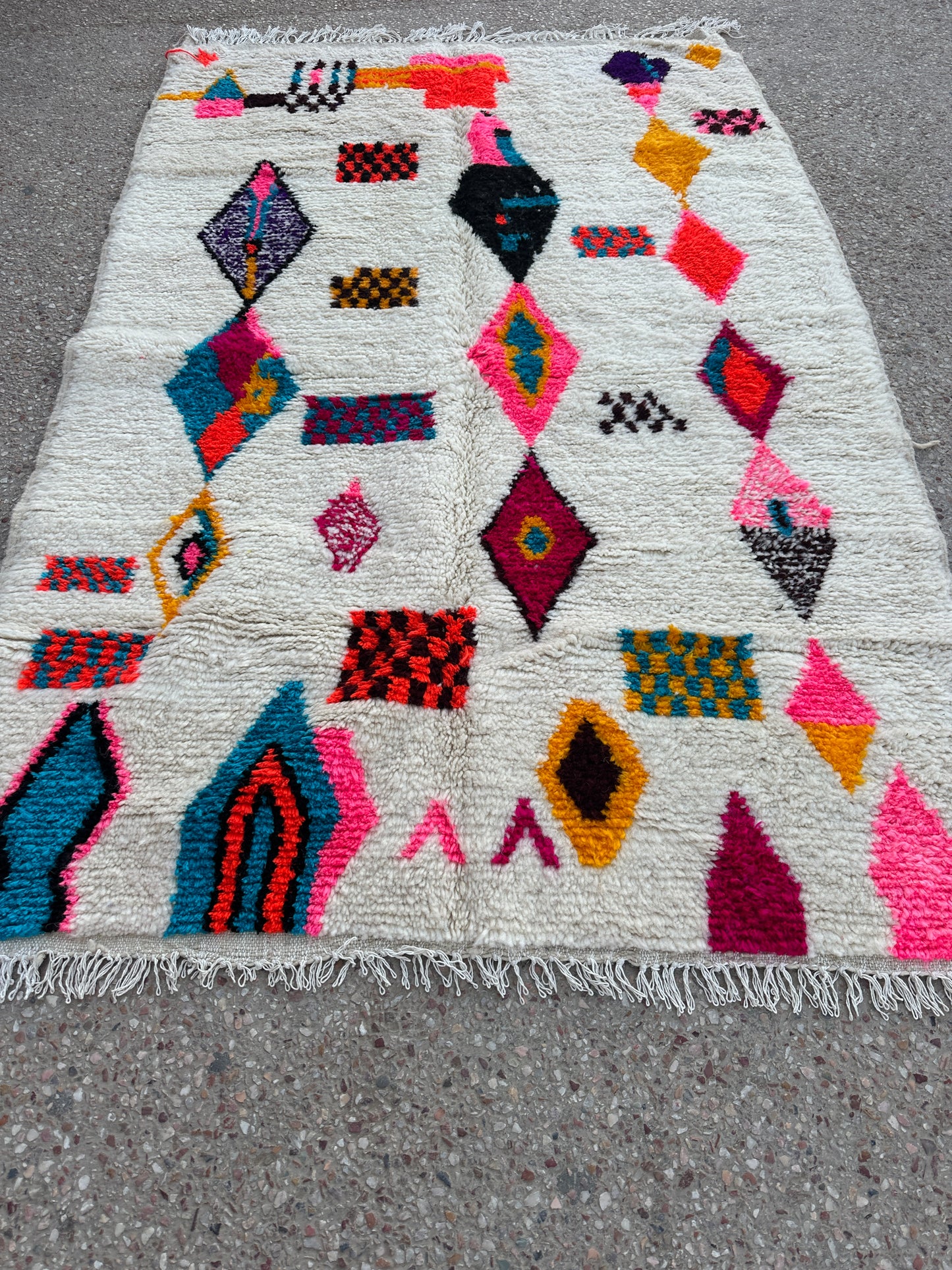 Handmade Azilal Rug, size 250 x 150 cm || 8.2 x 4.92 ft