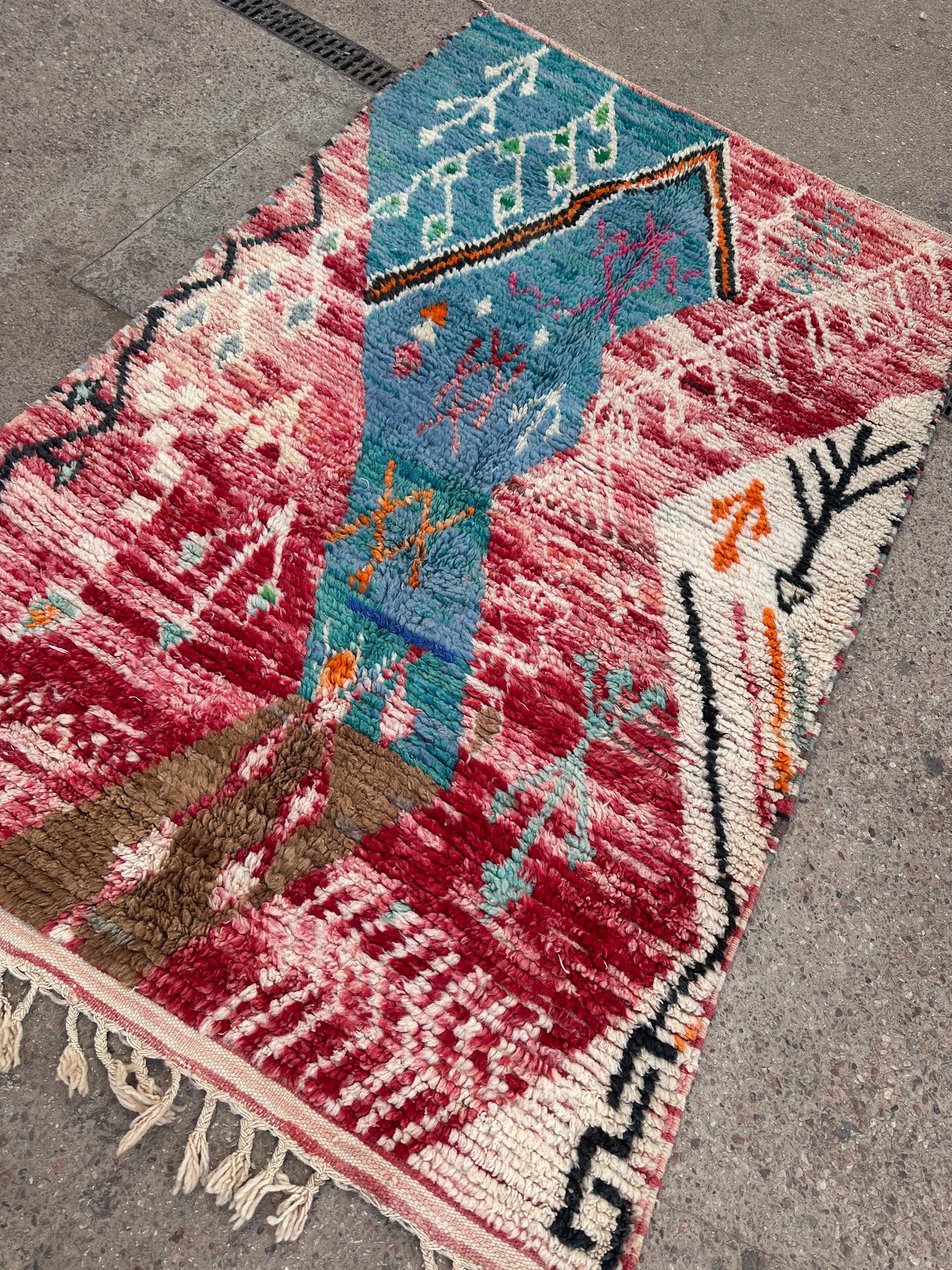 Handmade Azilal Rug, size 250 x 150 cm || 8.2 x 4.92 ft