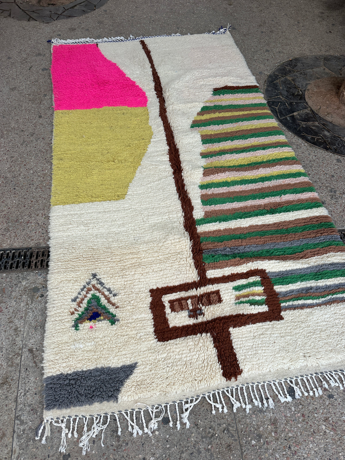 Handmade Azilal Rug, size 250 x 150 cm || 8.2 x 4.92 ft