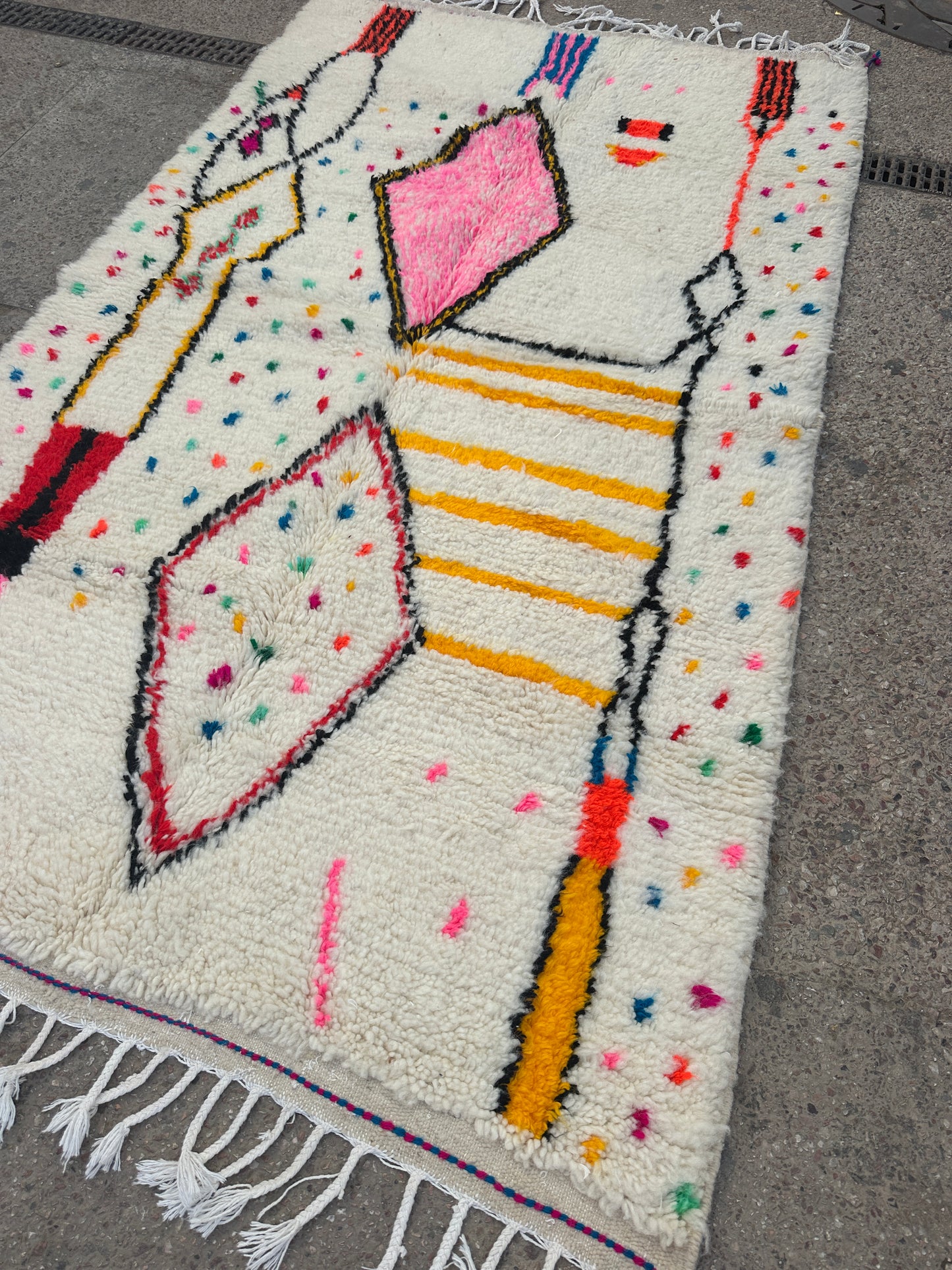 Handmade Azilal Rug, size 250 x 150 cm || 8.2 x 4.92 ft