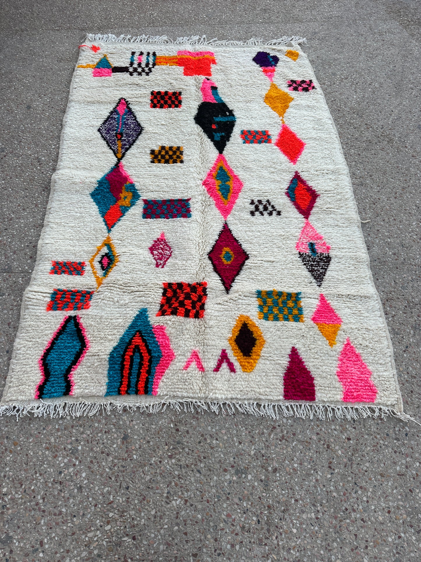 Handmade Azilal Rug, size 250 x 150 cm || 8.2 x 4.92 ft