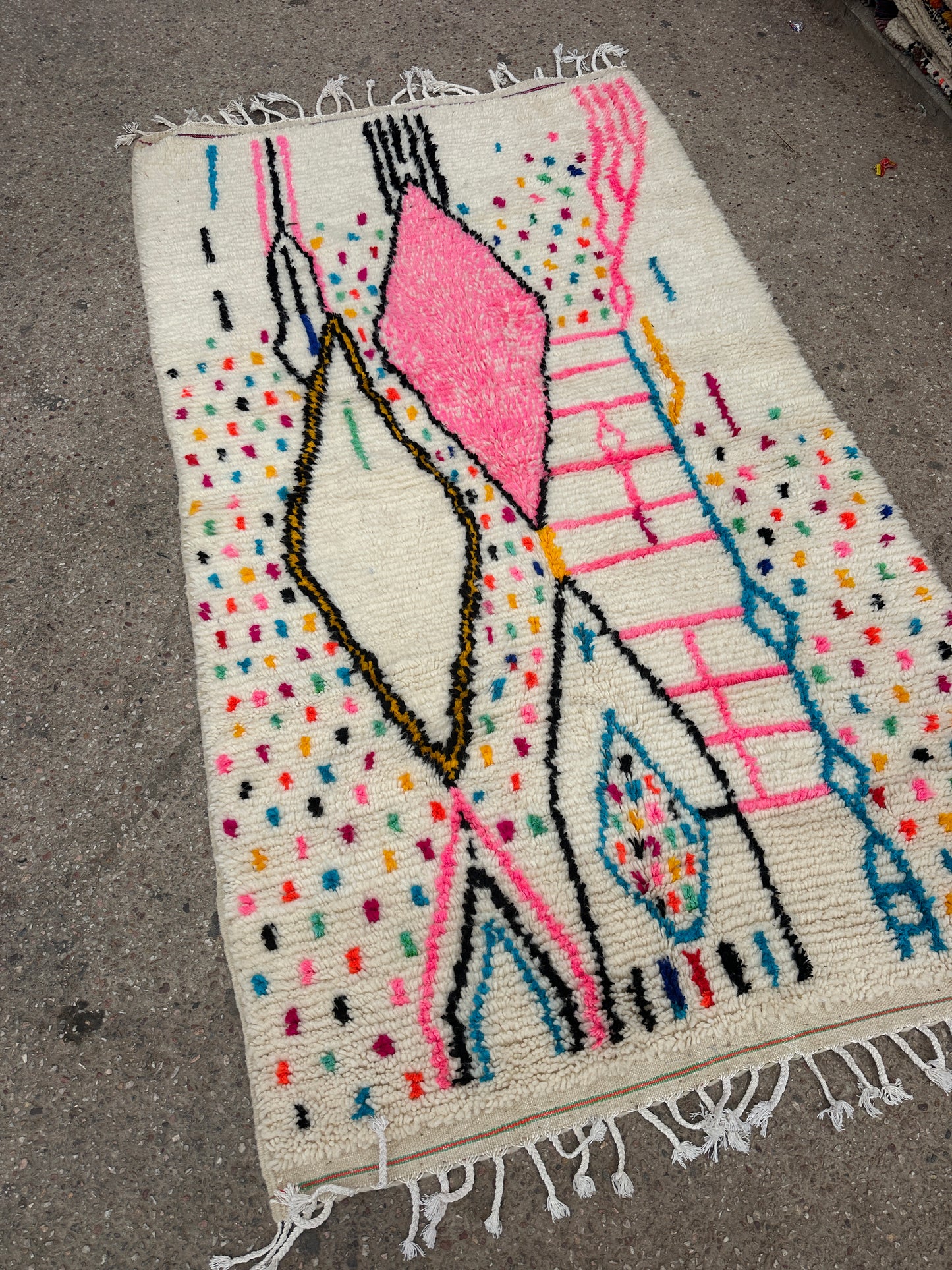 Handmade Azilal Rug, size 250 x 150 cm || 8.2 x 4.92 ft