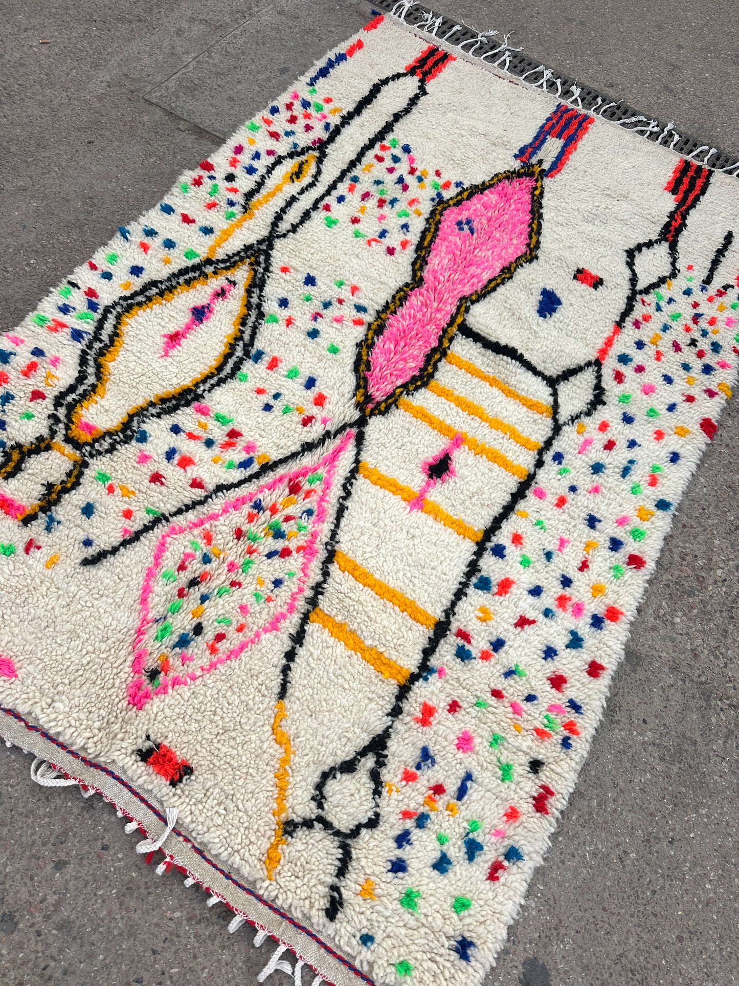 Handmade Azilal Rug, size 250 x 150 cm || 8.2 x 4.92 ft