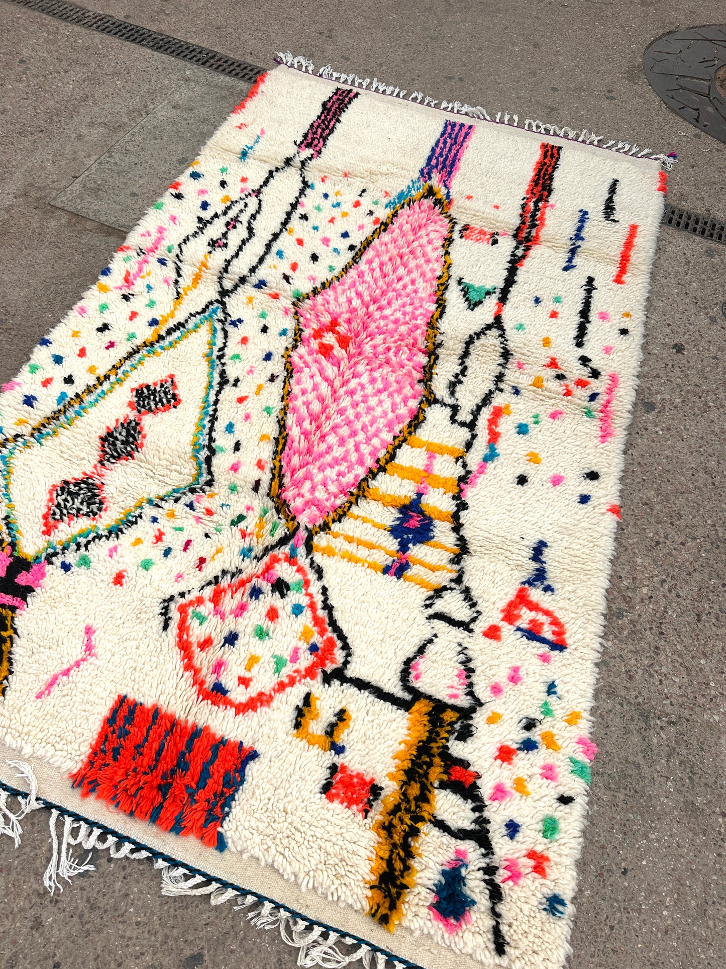 Handmade Azilal Rug, size 250 x 150 cm || 8.2 x 4.92 ft