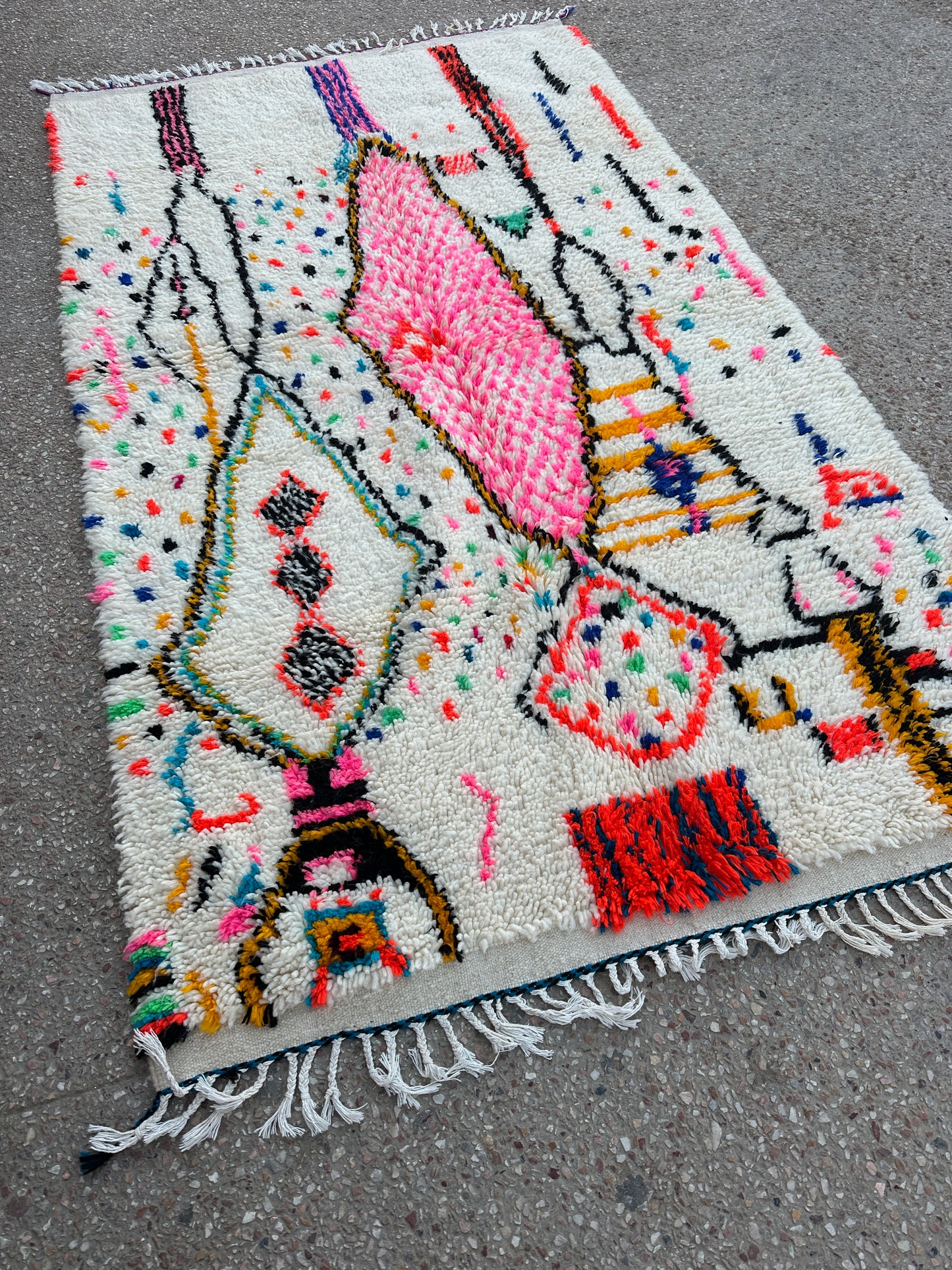 Handmade Azilal Rug, size 250 x 150 cm || 8.2 x 4.92 ft