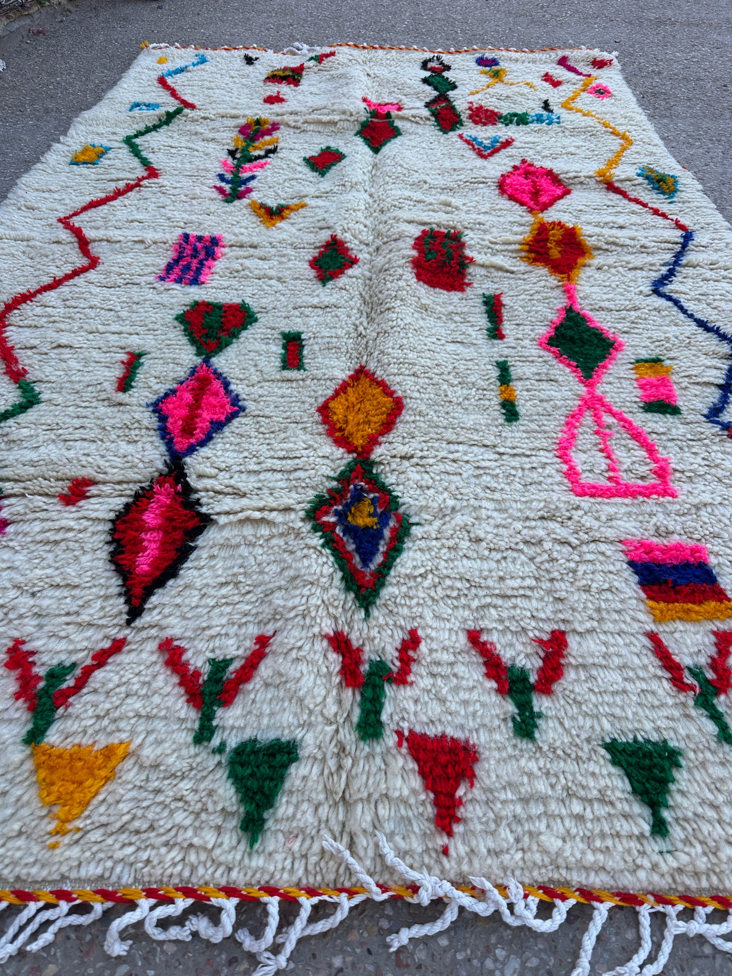 Handmade Azilal Rug, size 250 x 150 cm || 8.2 x 4.92 ft