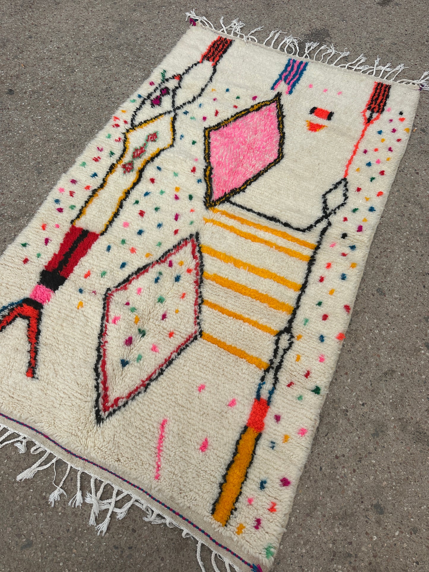 Handmade Azilal Rug, size 250 x 150 cm || 8.2 x 4.92 ft
