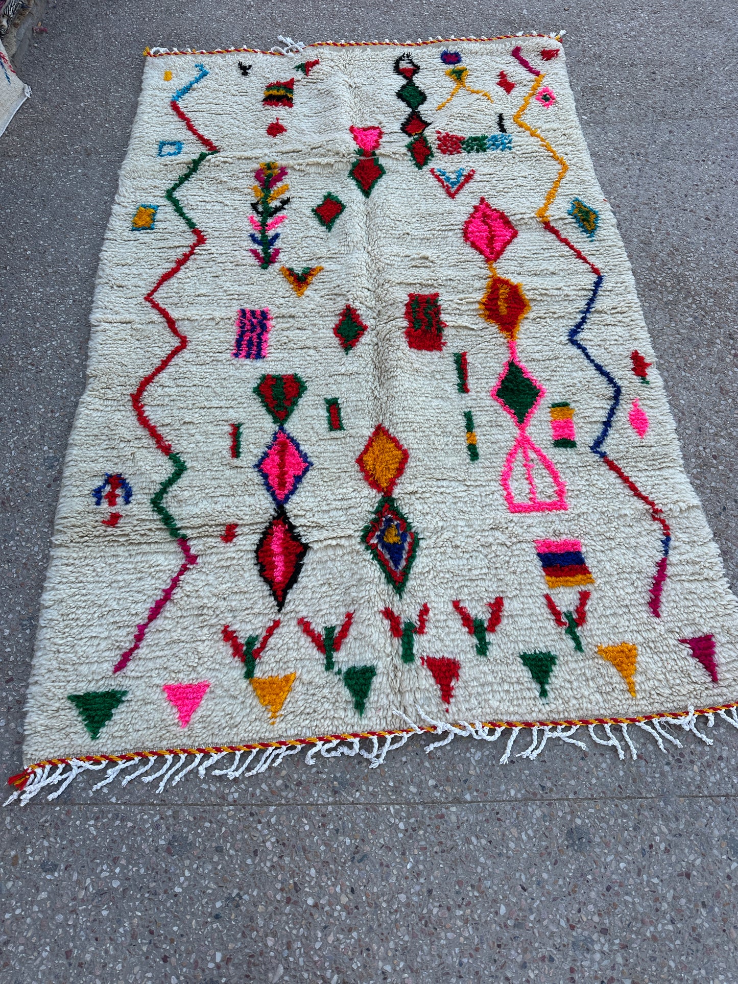 Handmade Azilal Rug, size 250 x 150 cm || 8.2 x 4.92 ft